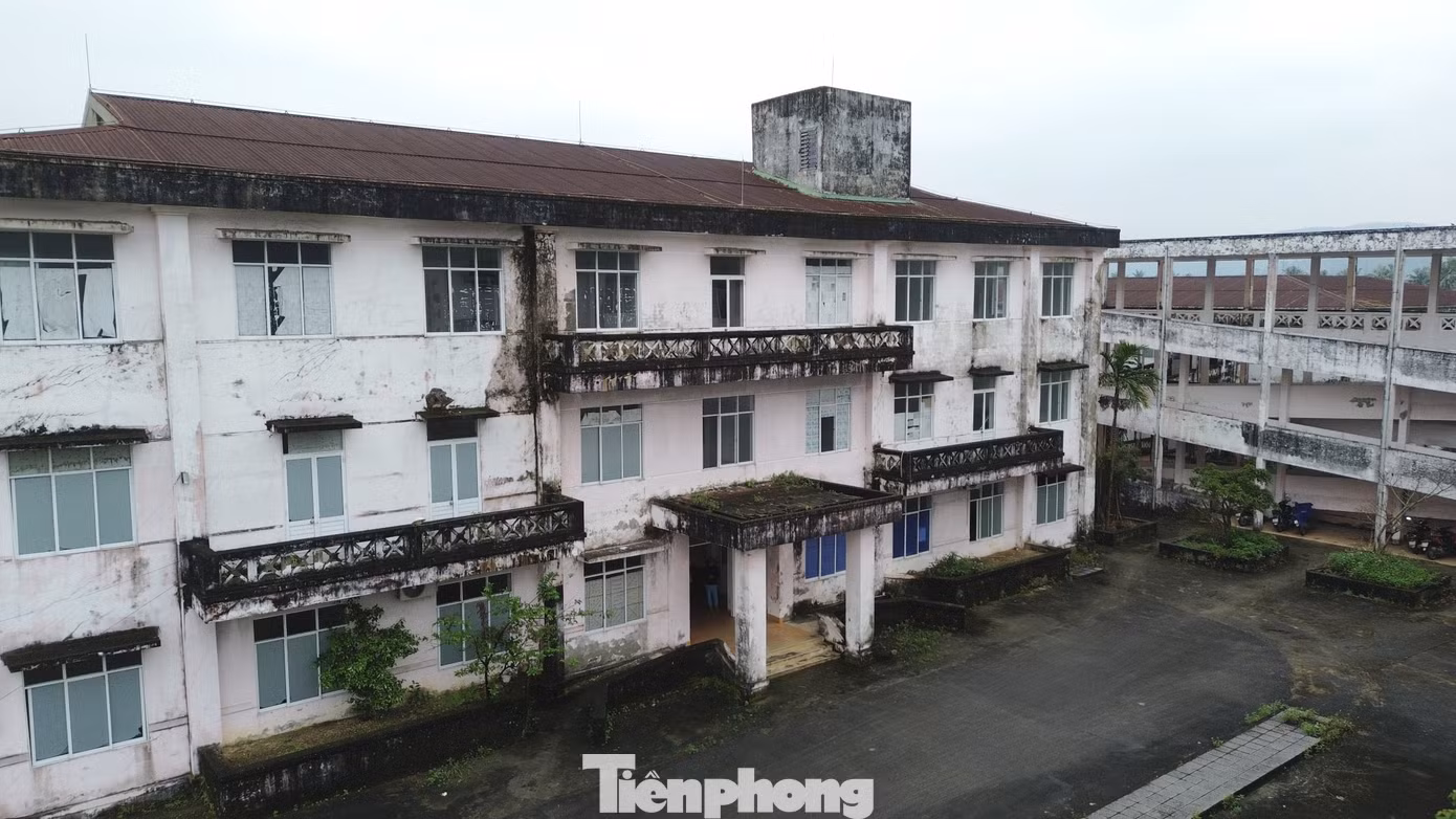 Tuy nhiên, sau một thời gian hoạt động thiếu hiệu quả, nơi đây trở nên xuống cấp, khuôn viên bệnh viện bị cây dại và cỏ tranh bủa vây, lãng phí cơ sở vật chất, tạo nên sự kỳ vọng dang dở của nhiều người dân khu vực phía nam thành phố Huế. (Hình tư liệu) Tuy nhiên, sau một thời gian hoạt động thiếu hiệu quả, nơi đây trở nên xuống cấp, khuôn viên bệnh viện bị cây dại và cỏ tranh bủa vây, lãng phí cơ sở vật chất, tạo nên sự kỳ vọng dang dở của nhiều người dân khu vực phía nam thành phố Huế. (Hình tư liệu)