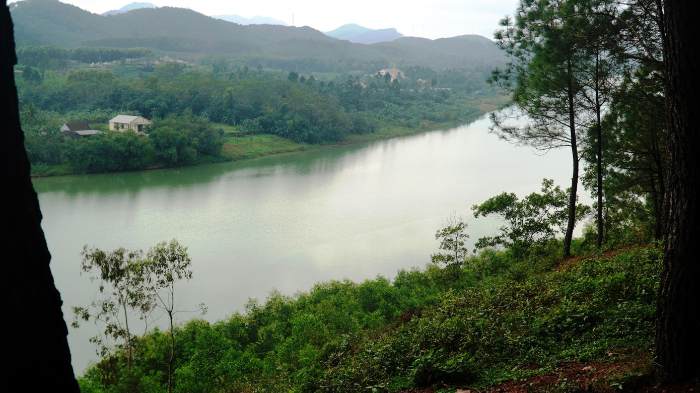 Không chỉ ở gần hàng loạt lăng tẩm vua chúa thâm nghiêm cổ kính, ngọn đồi danh thắng từng là nơi vua triều Nguyễn, cùng bao tao nhân mặc khách chọn làm điểm dừng chân nghỉ ngơi, thư giãn, vãn cảnh.