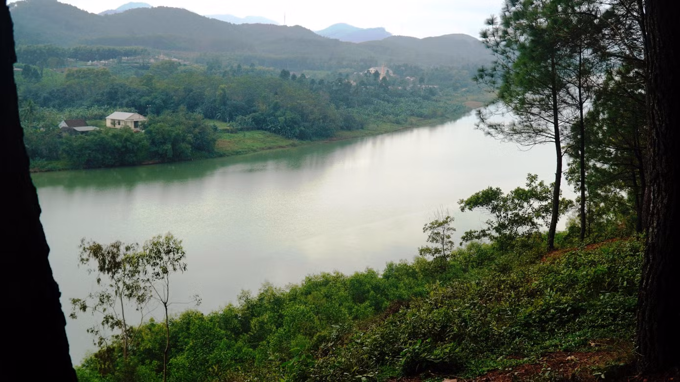 Không chỉ ở gần hàng loạt lăng tẩm vua chúa thâm nghiêm cổ kính, ngọn đồi danh thắng từng là nơi vua triều Nguyễn, cùng bao tao nhân mặc khách chọn làm điểm dừng chân nghỉ ngơi, thư giãn, vãn cảnh.