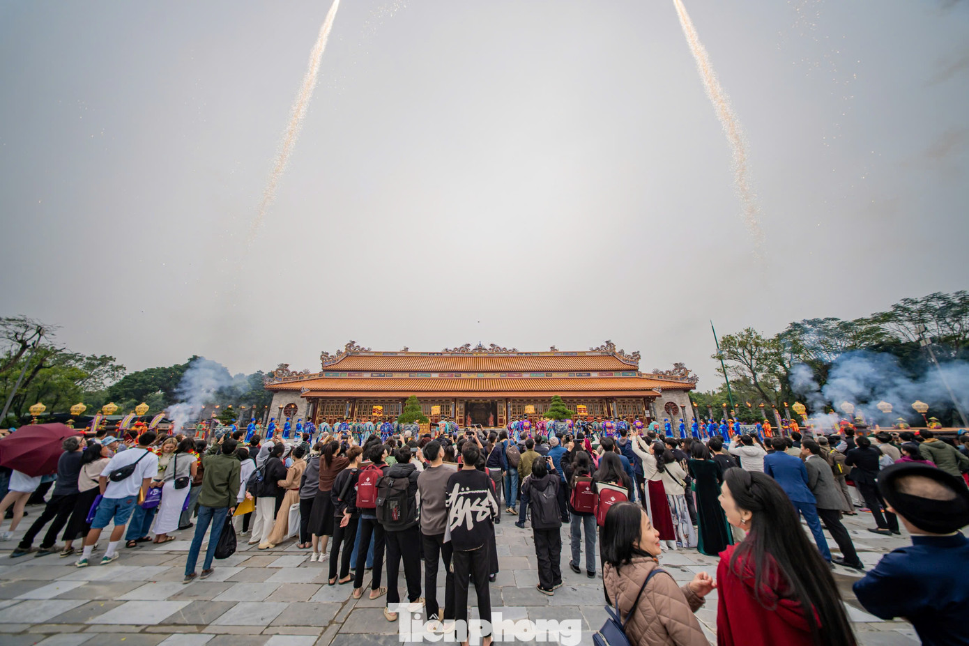 Hai ống súng lệnh đặt ngoài sân điện Thái Hòa được bắn lên chào mừng năm mới. Hai ống súng lệnh đặt ngoài sân điện Thái Hòa được bắn lên chào mừng năm mới.