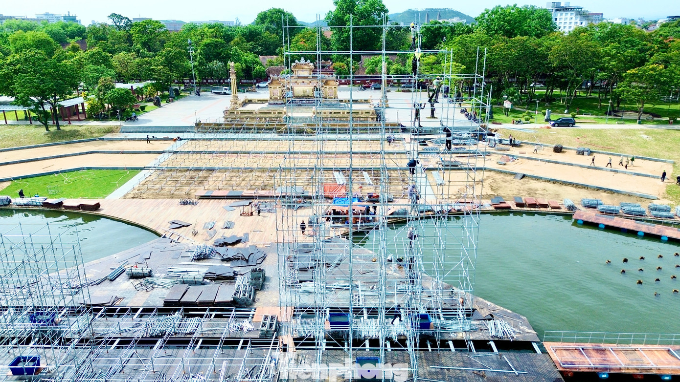 Cùng với sân khấu nổi, hệ thống khán đài hiện trong giai đoạn hoàn thiện với quy mô gần 6.000 chỗ ngồi. Công chúng đang mong đợi đêm chung kết Hoa hậu Việt Nam 2024 lần đầu tiên tổ chức tại Huế, chờ đợi sự lan tỏa mạnh mẽ thông điệp Rạng rỡ Việt Nam, cùng với những tỏa sáng của nhan sắc, văn hóa, trí tuệ và cống hiến... Cùng với sân khấu nổi, hệ thống khán đài hiện trong giai đoạn hoàn thiện với quy mô gần 6.000 chỗ ngồi. Công chúng đang mong đợi đêm chung kết Hoa hậu Việt Nam 2024 lần đầu tiên tổ chức tại Huế, chờ đợi sự lan tỏa mạnh mẽ thông điệp Rạng rỡ Việt Nam, cùng với những tỏa sáng của nhan sắc, văn hóa, trí tuệ và cống hiến...