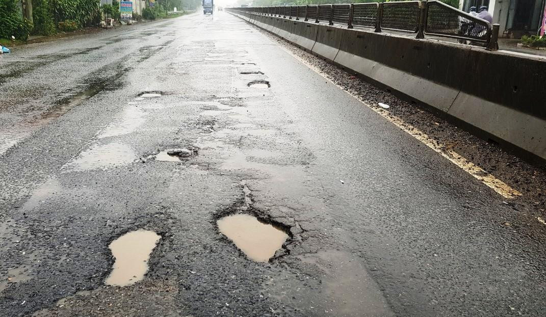 Cuối năm 2015, dự án nâng cấp, mở rộng Quốc lộ 1 qua địa bàn huyện Phú Lộc (tỉnh TT-Huế) có trị giá 1.660 tỉ đồng từ nguồn trái phiếu Chính phủ, do Ban Quản lý Dự án 4 (Ban 4, Bộ GTVT) làm chủ đầu tư, hoàn thành xây dựng và đưa vào sử dụng. Tuy nhiên, từ đó đến nay, tuyến đường thuộc dự án “nghìn tỉ” kể trên không ít lần xảy ra sự cố bong tróc, hư hỏng mặt đường, đặc biệt mỗi khi xuất hiện mưa lớn.