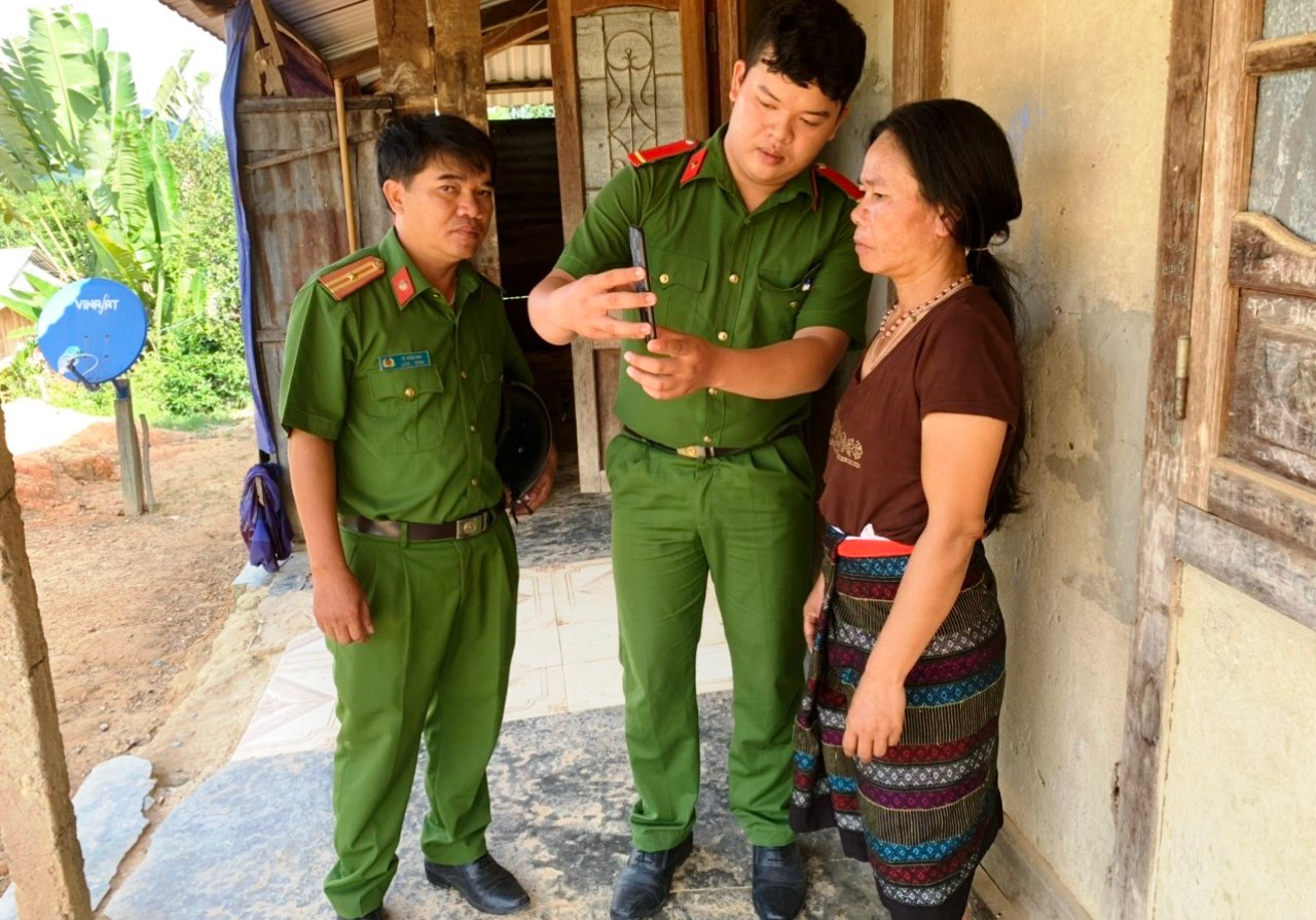 ĐVTN Công an tỉnh TT-Huế đến tận nhà dân ở vùng biên giới A Lưới để hỗ trợ bà con thực hiện đăng ký, kích hoạt tài khoản định danh điện tử.