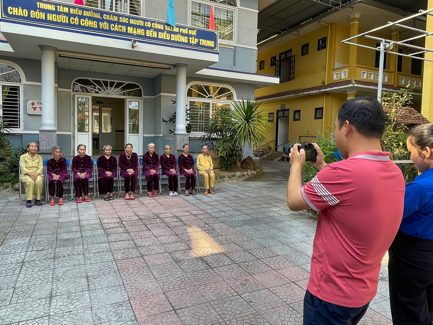 Chụp ảnh lưu niệm Vẻ đẹp không tuổi dành tặng cho người có công, thương bệnh binh. Ảnh: L.Đ.H