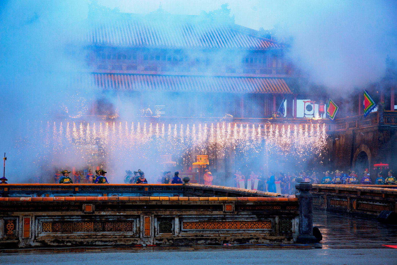 Festival Huế 2023 theo định hướng 4 mùa theo các chủ đề chính: &quot;Xuân Cố đô&quot;, mùa hạ &quot;Kinh thành tỏa sáng&quot;, &quot;Huế vào thu&quot;, &quot;Mùa đông xứ Huế&quot;... do các đoàn nghệ thuật trong nước và quốc tế thực hiện, tiêu biểu cho bản sắc văn hóa vùng miền, quốc gia nhằm giao lưu, hợp tác văn hóa, tôn vinh, quảng bá những nét văn hóa đặc thù của vùng đất Cố đô văn hiến, với 7 di sản được UNESCO vinh danh. Ảnh: Đình Hoàng