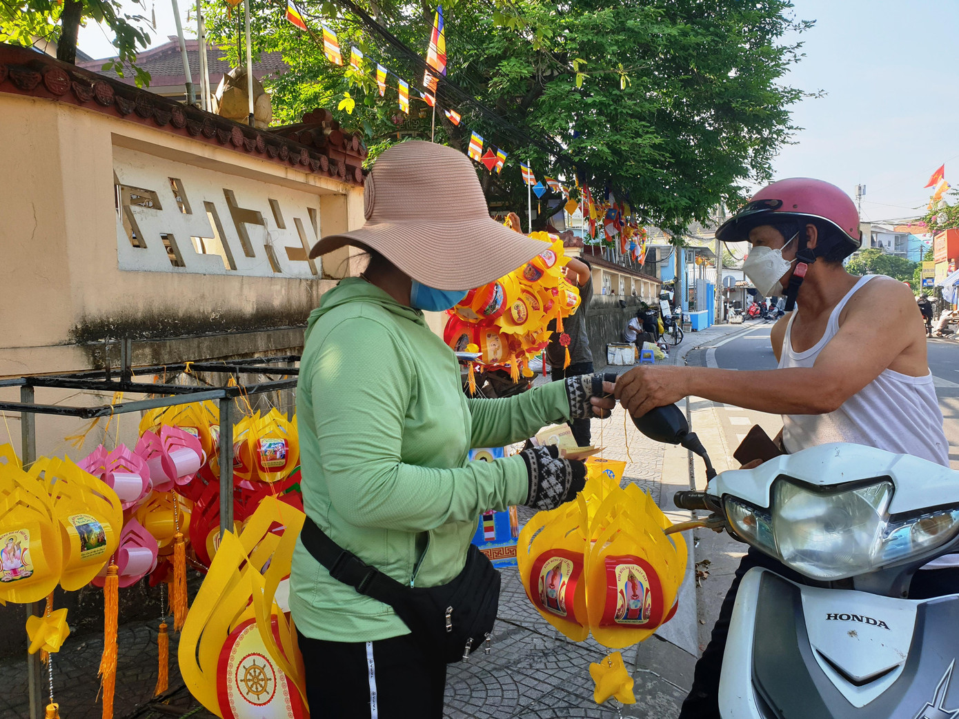 Các cửa hàng bán đèn trang trí Phật đản, cờ Phật giáo và nhiều đồ thờ, trang trí dùng trong tôn giáo luôn đông khách