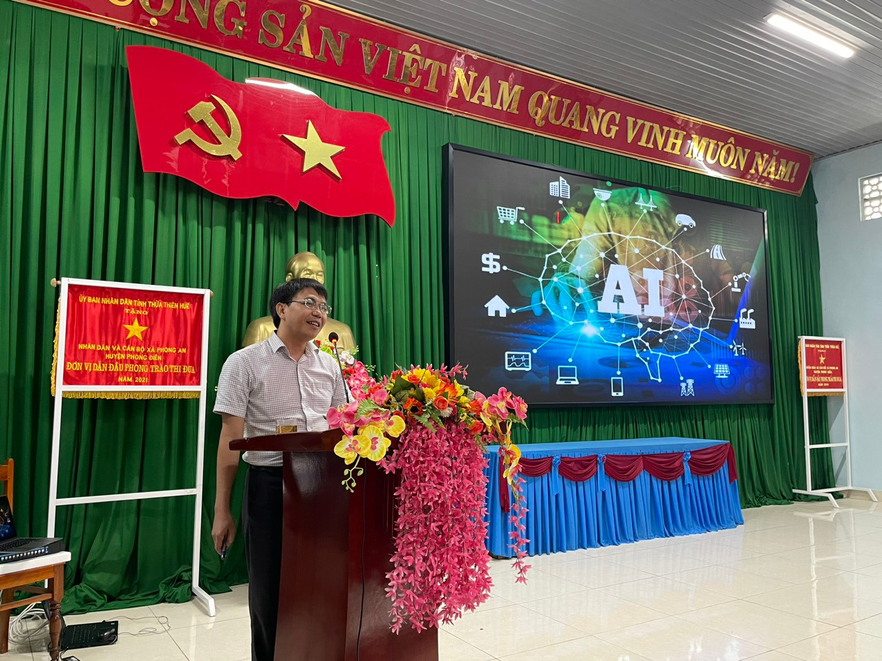 Báo cáo viên giới thiệu các chuyên đề về công nghệ số cho cán bộ Đoàn, đoàn viên, thanh niên. Báo cáo viên giới thiệu các chuyên đề về công nghệ số cho cán bộ Đoàn, đoàn viên, thanh niên.