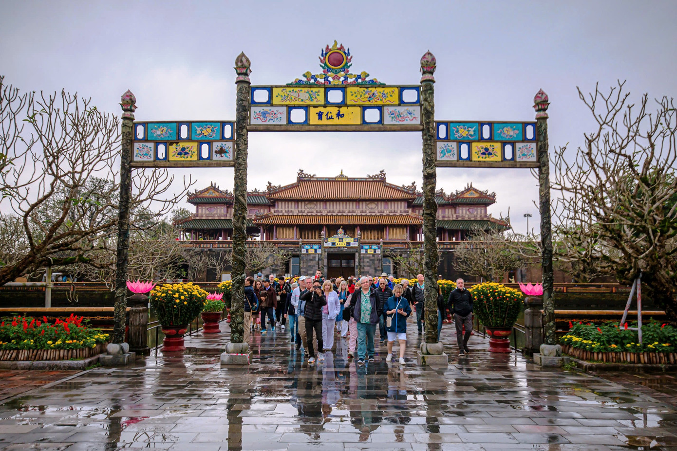 Theo Trung tâm Bảo tồn di tích cố đô Huế, năm nay, các di tích thuộc khu di sản Huế áp dụng chính sách miễn phí vé tham quan vào ngày mùng 1 Tết Nguyên đán (thay vì 3 ngày Tết như trước đây) khiến lượng khách đến tham quan, du xuân, trải nghiệm rất đông. Theo Trung tâm Bảo tồn di tích cố đô Huế, năm nay, các di tích thuộc khu di sản Huế áp dụng chính sách miễn phí vé tham quan vào ngày mùng 1 Tết Nguyên đán (thay vì 3 ngày Tết như trước đây) khiến lượng khách đến tham quan, du xuân, trải nghiệm rất đông.