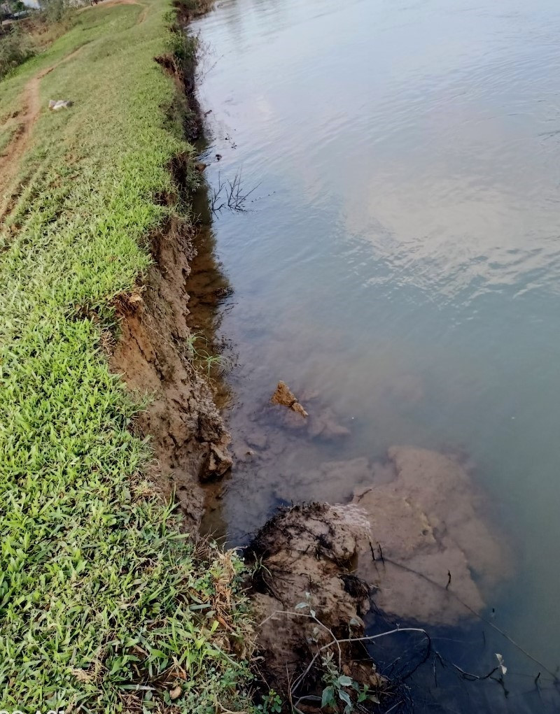 Sạt lở bờ sông Bồ đoạn qua huyện Quảng Điền. Sạt lở bờ sông Bồ đoạn qua huyện Quảng Điền.