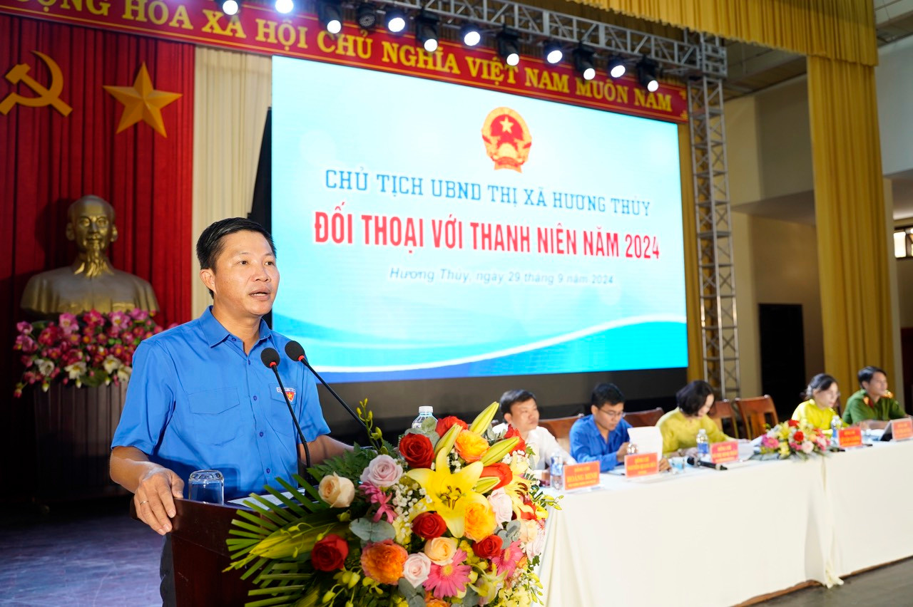 Ông Lê Văn Cường - Chủ tịch UBND thị xã, đối thoại cùng ĐVTN địa phương.