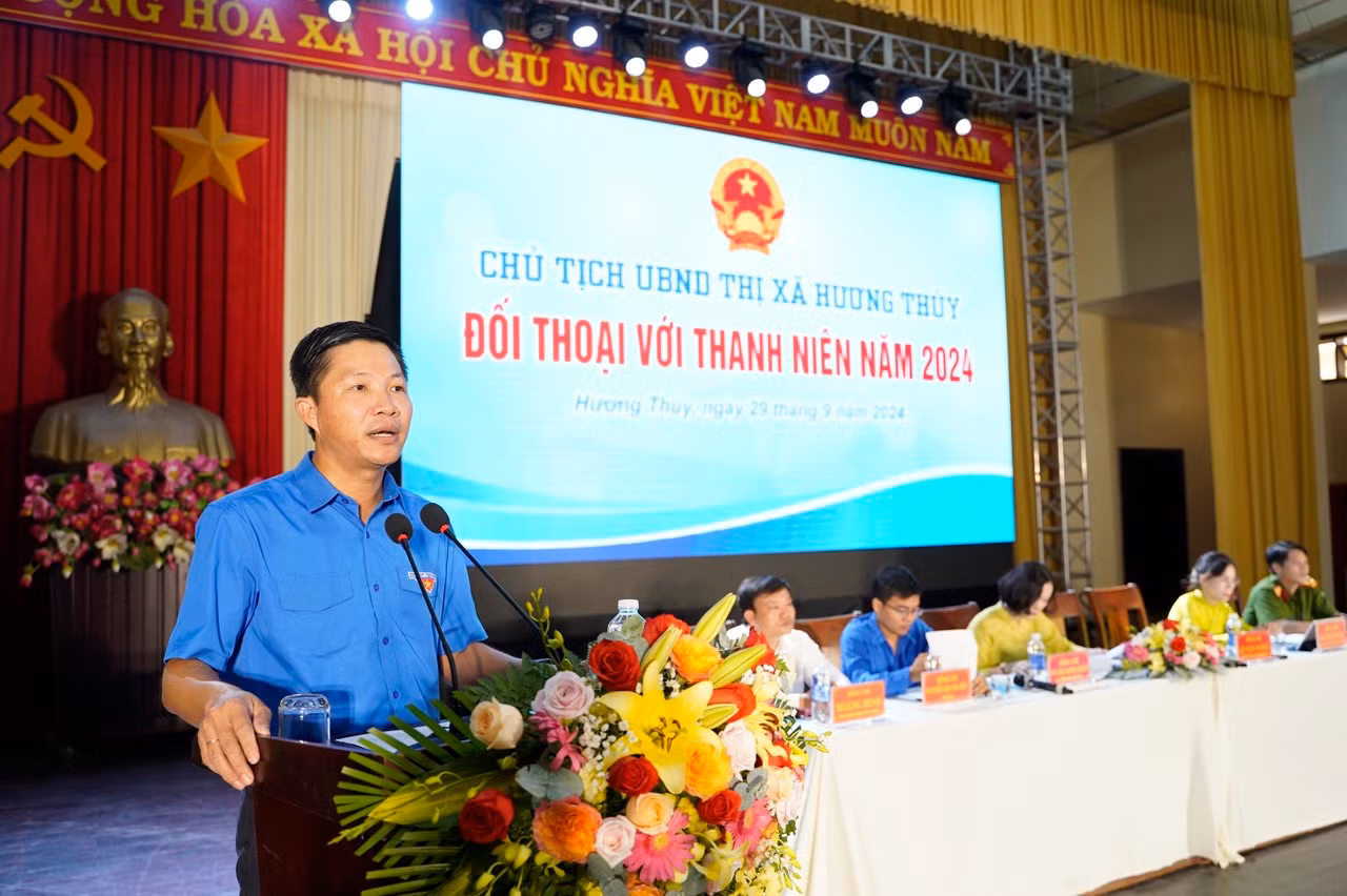 Ông Lê Văn Cường - Chủ tịch UBND thị xã, đối thoại cùng ĐVTN địa phương.