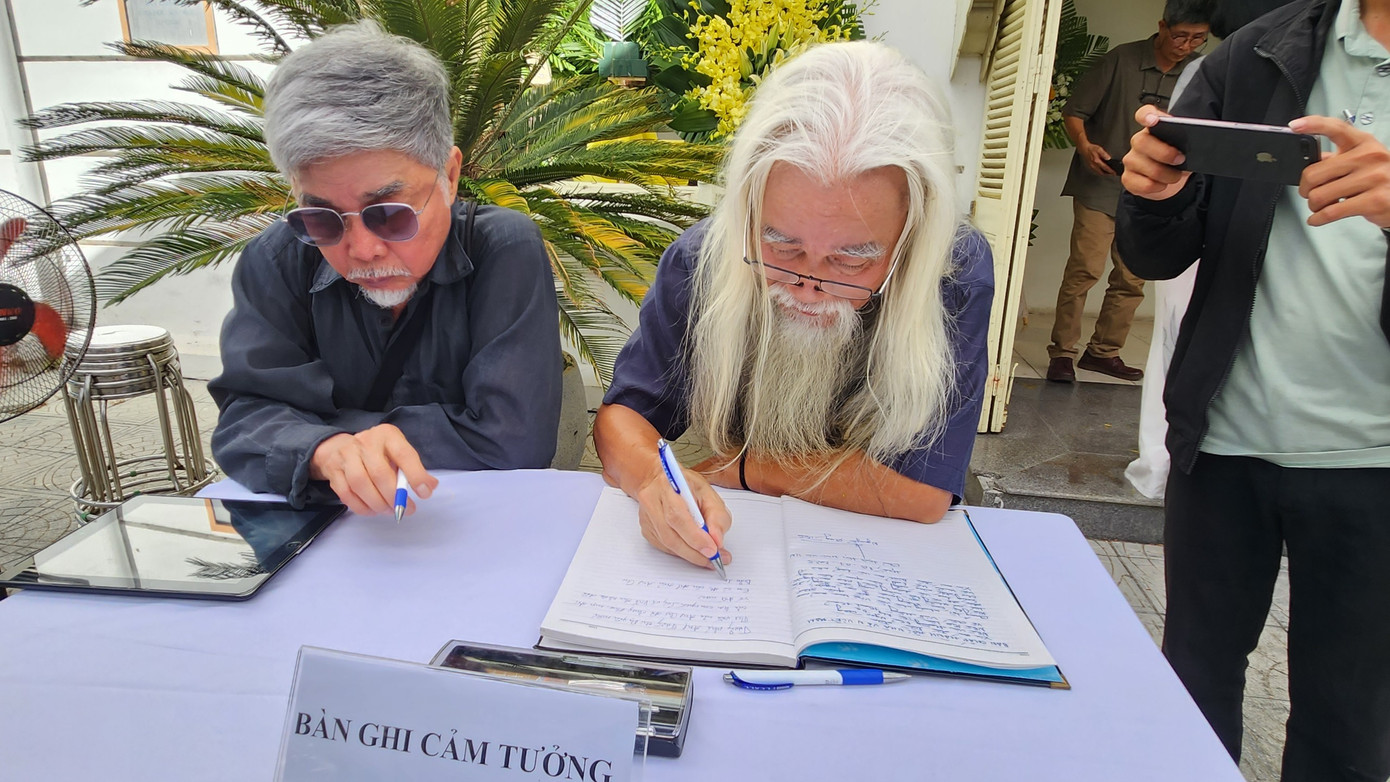 Ghi cảm tưởng về nhà văn Hoàng Phủ Ngọc Tường và nhà thơ Lâm Thị Mỹ Dạ.