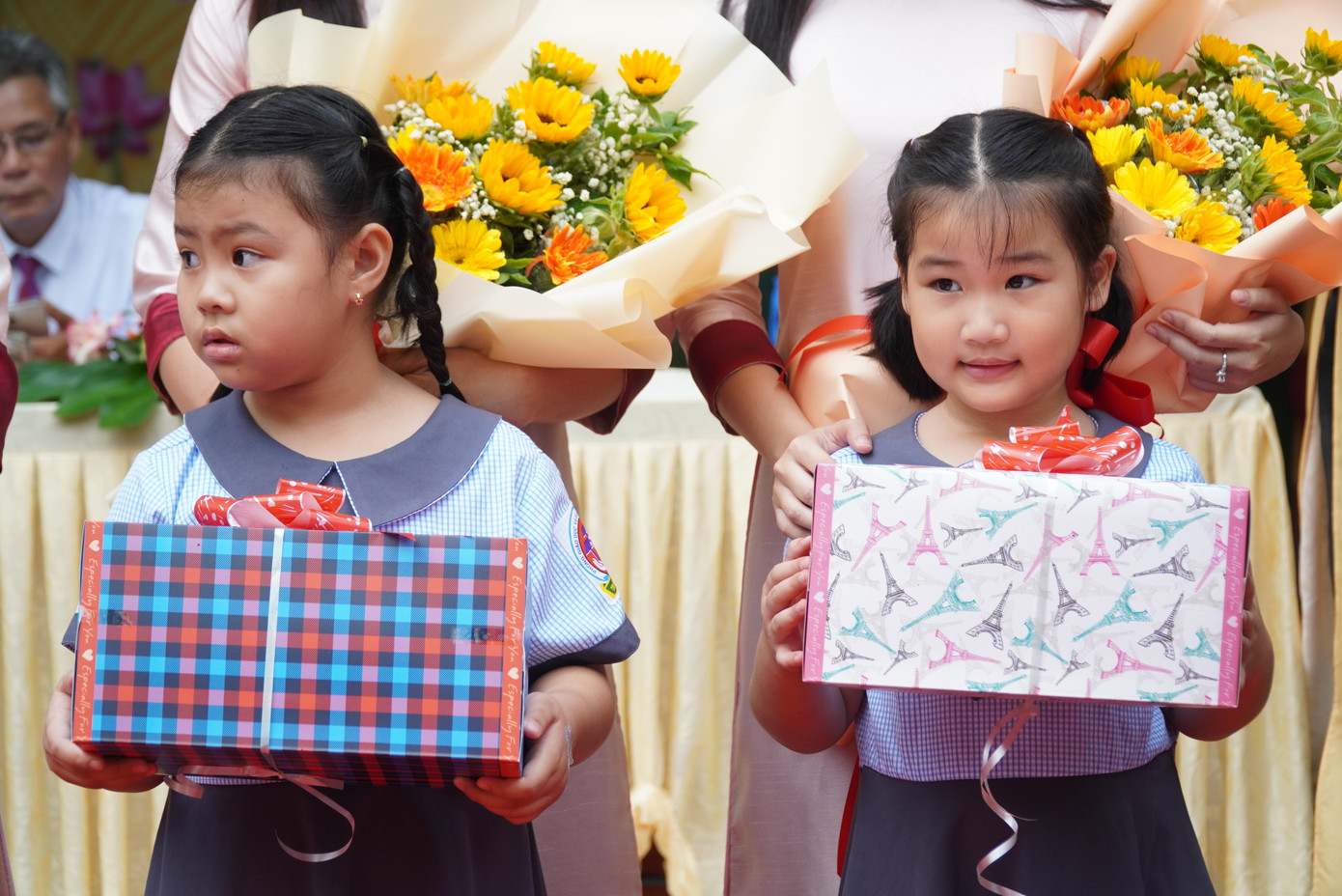 Học sinh tại Huế bất ngờ nhận quà trong lễ khai giảng. (Ảnh: Ngọc Văn)