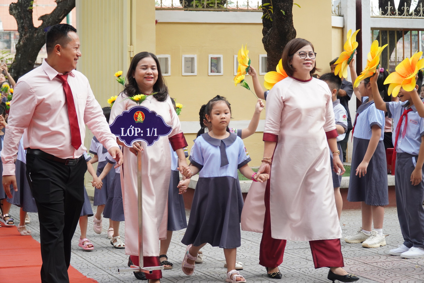 Thầy cô giáo ân cần đón học sinh vào lớp. (Ảnh: Ngọc Văn)