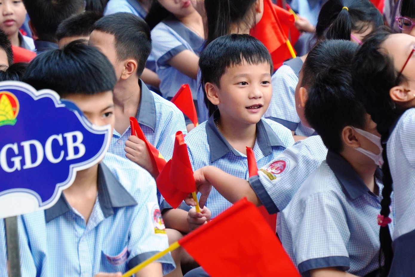 Lễ khai giảng năm nay tại Huế diễn ra với thủ tục ngắn gọn nhưng ý nghĩa, thực sự là ngày hội đến trường đầy hân hoan của hàng trăm nghìn học sinh. (Ảnh: Ngọc Văn)