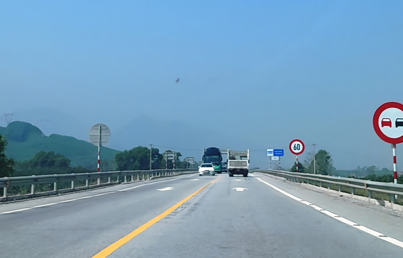Cao tốc Cam Lộ - La Sơn giới hạn tốc độ 60 đến 80km/h, nhưng có đoạn tốc độ tối đa chỉ 60km/h.