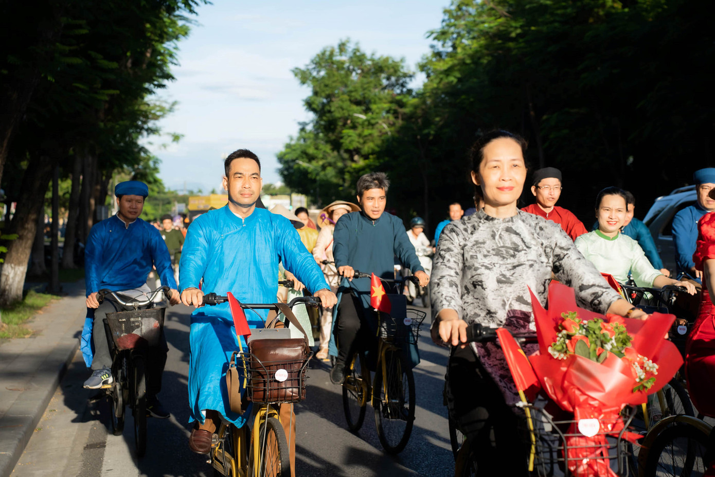 Đây còn là dịp để các cơ quan, trường học, đơn vị, doanh nghiệp, tổ chức hoạt động trong lĩnh vực du lịch, dịch vụ tại TT-Huế giới thiệu, quảng bá những hình ảnh đẹp, đặc sắc thông qua áo dài truyền thống, tạo động lực phát triển kinh tế du lịch.