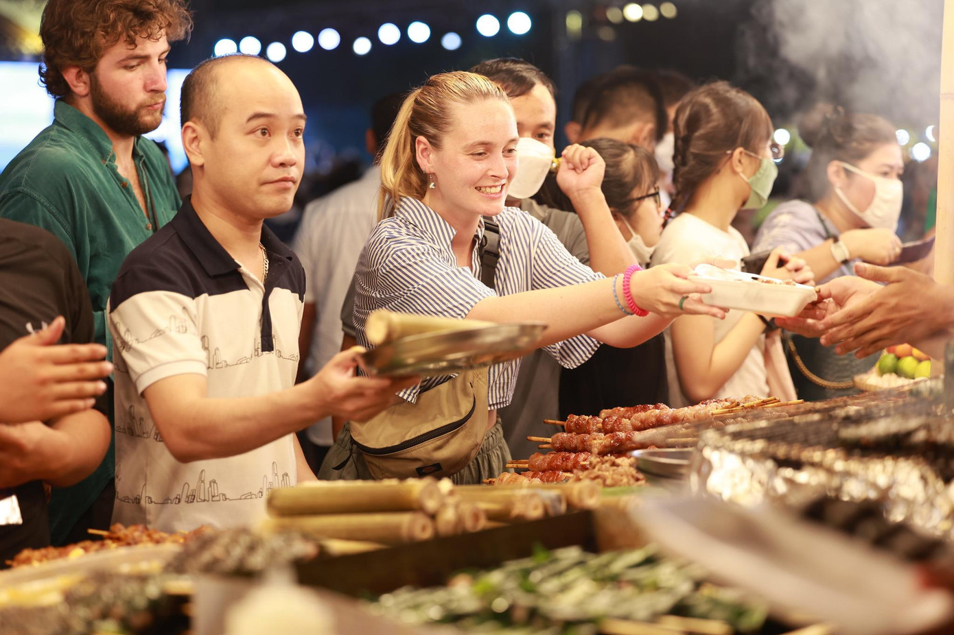 Du khách Tây hào hứng thưởng thức các món ẩm thực tại lễ hội