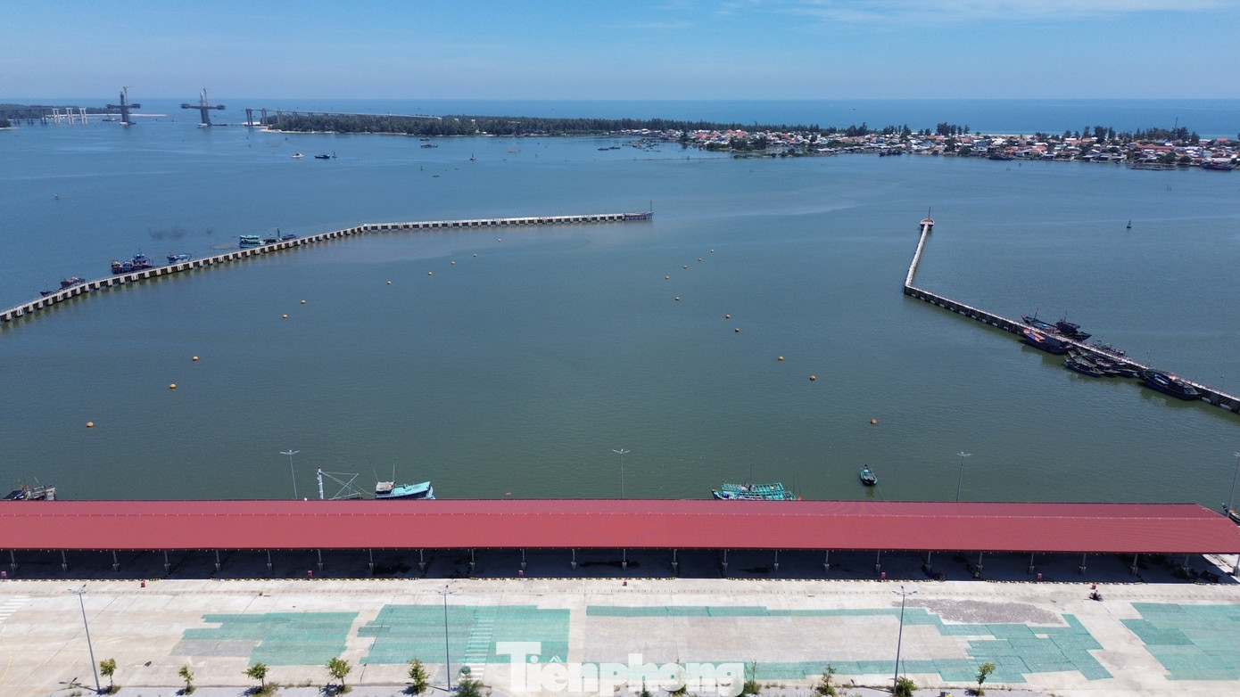 Dự án thành phần này có tổng mức đầu tư 220 tỷ đồng, do Sở NN&amp;PTNT tỉnh TT-Huế làm chủ đầu tư, được khởi công xây dựng từ năm 2019, dự kiến hoàn thành vào năm 2021. Tuy nhiên, do nhiều nguyên nhân dẫn đến chậm tiến độ, phải đến cuối năm 2023, dự án mới hoàn thành, bàn giao cho Ban Quản lý cảng cá TT-Huế quản lý.