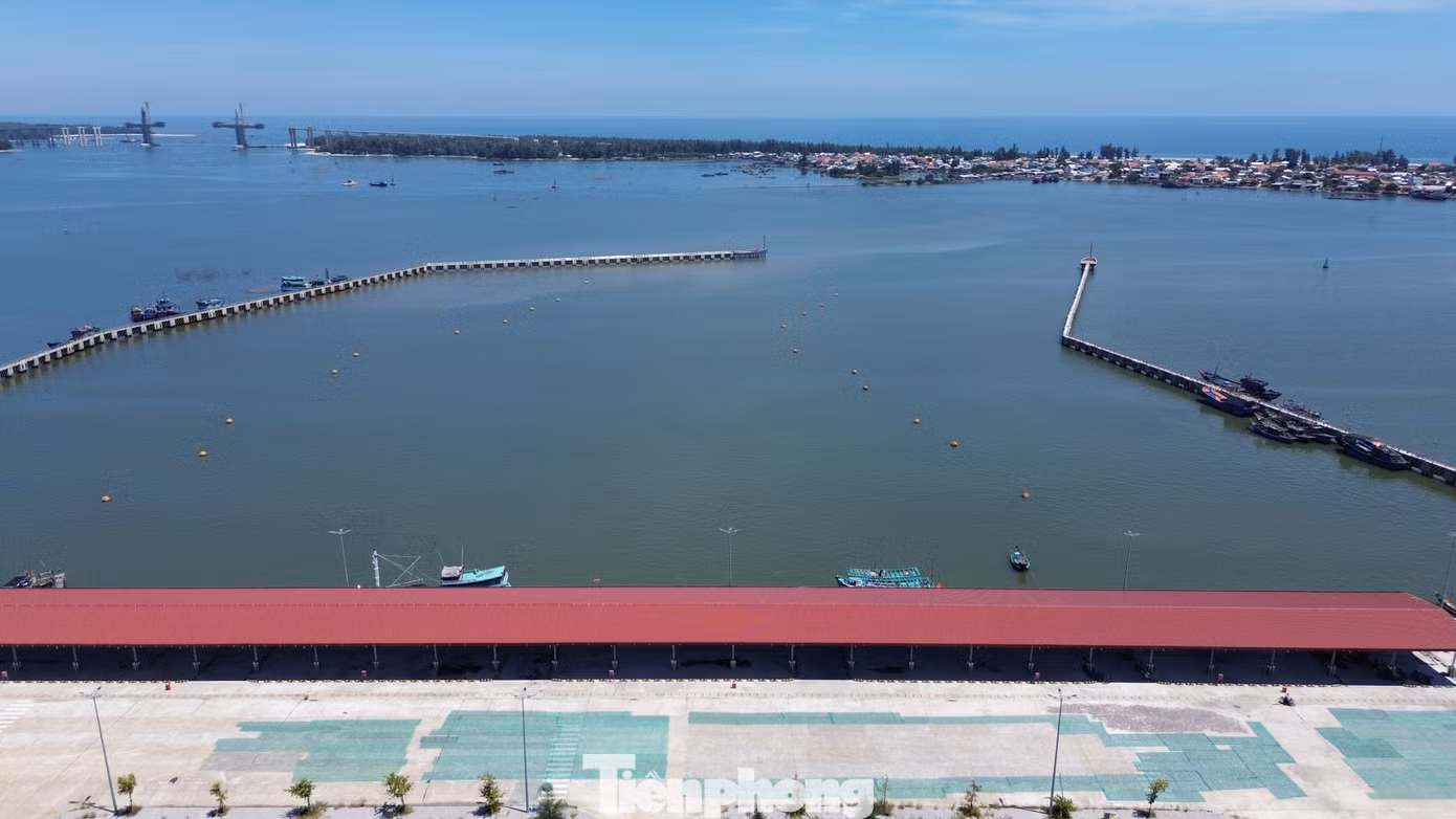 Dự án thành phần này có tổng mức đầu tư 220 tỷ đồng, do Sở NN&amp;PTNT tỉnh TT-Huế làm chủ đầu tư, được khởi công xây dựng từ năm 2019, dự kiến hoàn thành vào năm 2021. Tuy nhiên, do nhiều nguyên nhân dẫn đến chậm tiến độ, phải đến cuối năm 2023, dự án mới hoàn thành, bàn giao cho Ban Quản lý cảng cá TT-Huế quản lý.