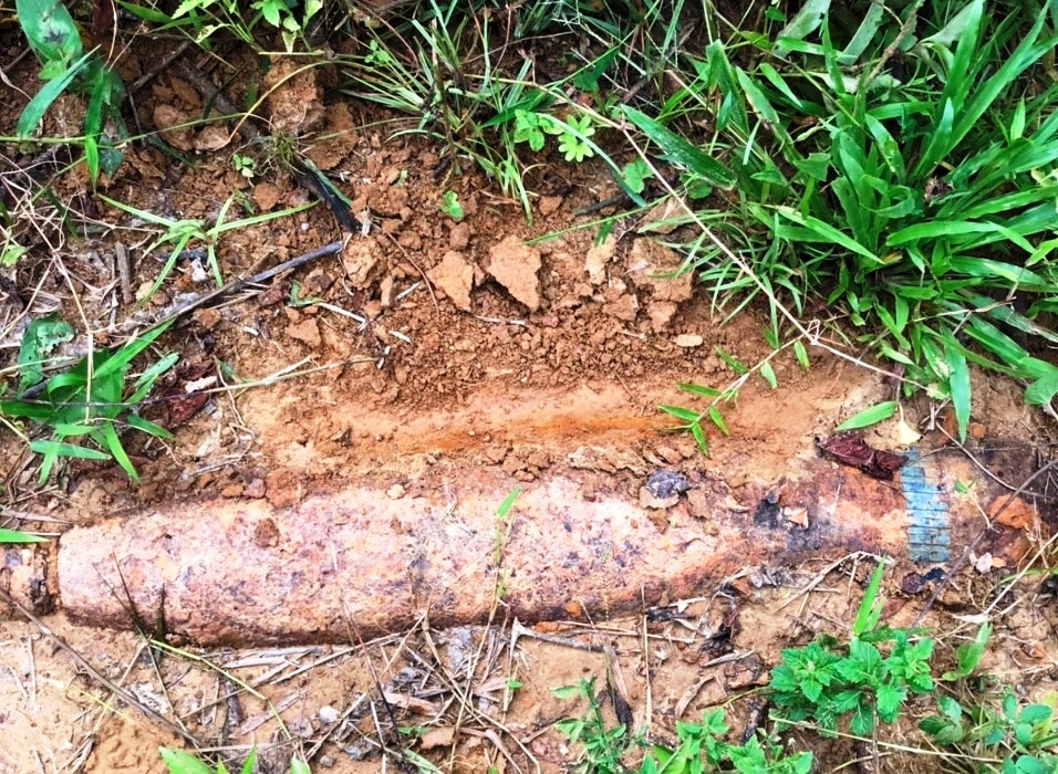 Vật giống bom hoặc đầu đạn pháo nghi chưa nổ vừa được phát hiện tại một khu vườn nhà dân ở xã miền núi Dương Hòa, thị xã Hương Thủy, TT-Huế. Vật giống bom hoặc đầu đạn pháo nghi chưa nổ vừa được phát hiện tại một khu vườn nhà dân ở xã miền núi Dương Hòa, thị xã Hương Thủy, TT-Huế.