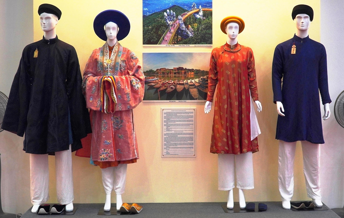 Hoạt động ý nghĩa này còn nhằm nhằm tôn vinh truyền thống văn hóa, vẻ đẹp, sự đặc sắc và đa dạng văn hóa thông qua trang phục truyền thống đặc trưng của mỗi quốc gia thuộc cộng đồng ASEAN (trong ảnh là áo dài truyền thống Việt Nam). Ảnh: Ngọc Văn