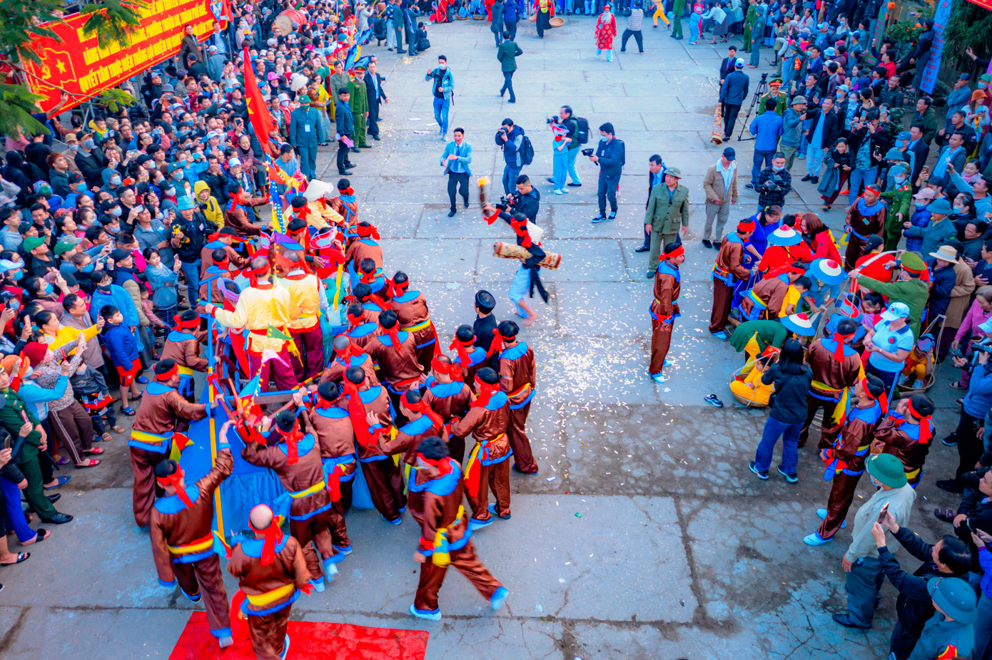 Sau khi phần lễ chánh tế kết thúc vào rạng sáng 12 tháng Giêng âm lịch (2/2) là phần hội cầu ngư Thuận An. Ảnh: Đình Hoàng