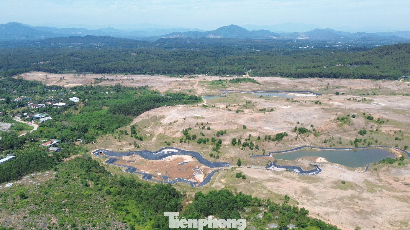 Theo tìm hiểu, dự án khu quần thể sân golf Huế được cấp giấy chứng nhận đầu tư từ năm 2007. Dự án do Công ty Cổ phần Thiên An làm chủ đầu tư, với quy mô gần 80ha, vốn đầu tư lên đến 1.885 tỷ đồng. Đến nay, khu đất vẫn chưa phát huy hiệu quả sử dụng, nhiều hạng mục còn dang dở, do triển khai ì ạch qua 18 năm. Theo tìm hiểu, dự án khu quần thể sân golf Huế được cấp giấy chứng nhận đầu tư từ năm 2007. Dự án do Công ty Cổ phần Thiên An làm chủ đầu tư, với quy mô gần 80ha, vốn đầu tư lên đến 1.885 tỷ đồng. Đến nay, khu đất vẫn chưa phát huy hiệu quả sử dụng, nhiều hạng mục còn dang dở, do triển khai ì ạch qua 18 năm.