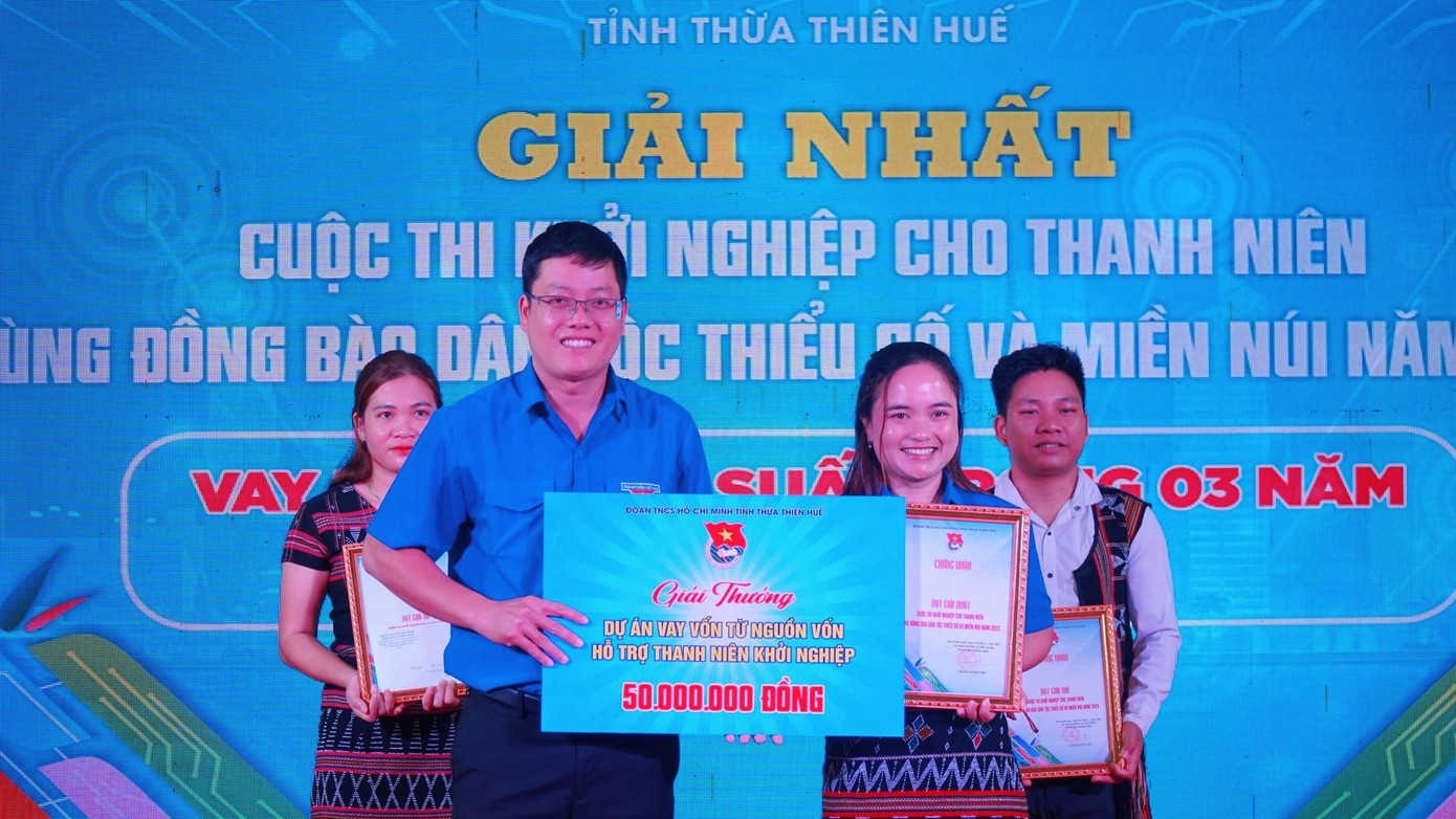 Trao hỗ trợ vốn ưu đãi cho thí sinh Hồ Thị Hương - người giành giải nhất cuộc thi khởi nghiệp cho thanh niên vùng đồng bào dân tộc thiểu số và miền núi.