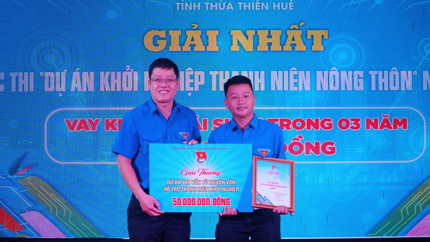 Trao hỗ trợ vốn cho thí sinh Nguyễn Phi Trường (Huyện Đoàn Quảng Điền).