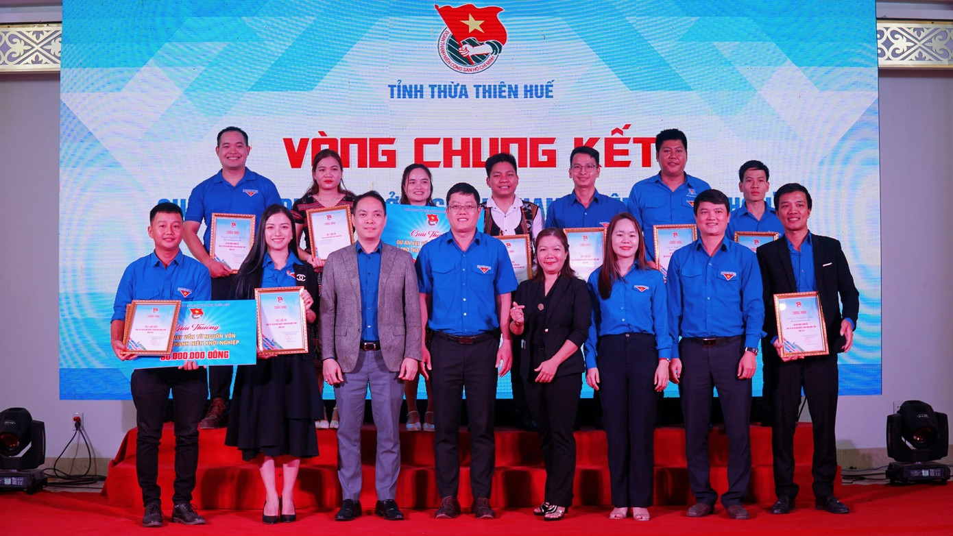 Các thí sinh có dự án tại vòng chung kết chụp ảnh lưu niệm cùng lãnh đạo Tỉnh Đoàn TT-Huế, ban giám khảo.