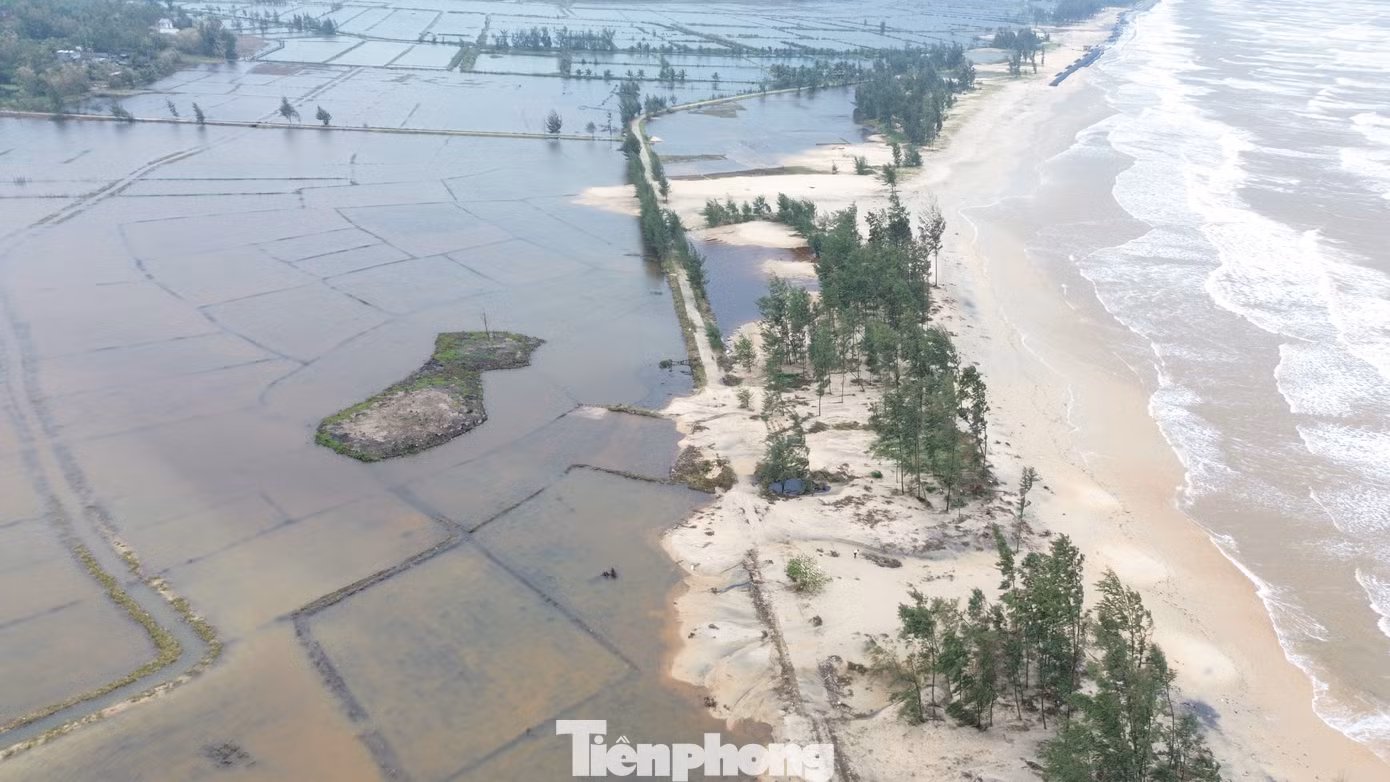 Giáp ranh với Vinh Hiền là xã Giang Hải. Nơi đây hiện có khoảng 1,5km bờ biển bị sạt lở nghiêm trọng thuộc thôn 4 (sạt lở dài 600 mét, giáp xã Vinh Mỹ) và thôn Mỹ Cảnh (900 mét, giáp xã Vinh Hiền).