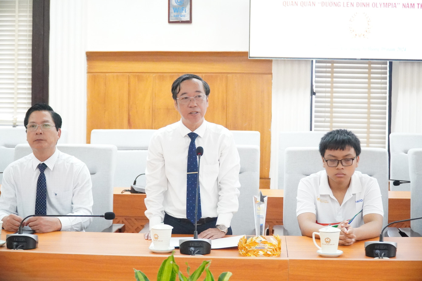 Thầy giáo Nguyễn Phú Thọ - Hiệu trưởng Trường Quốc học Huế, nêu những thành tích học tập, rèn luyện ấn tượng của Võ Quang Phú Đức. Thầy giáo Nguyễn Phú Thọ - Hiệu trưởng Trường Quốc học Huế, nêu những thành tích học tập, rèn luyện ấn tượng của Võ Quang Phú Đức.