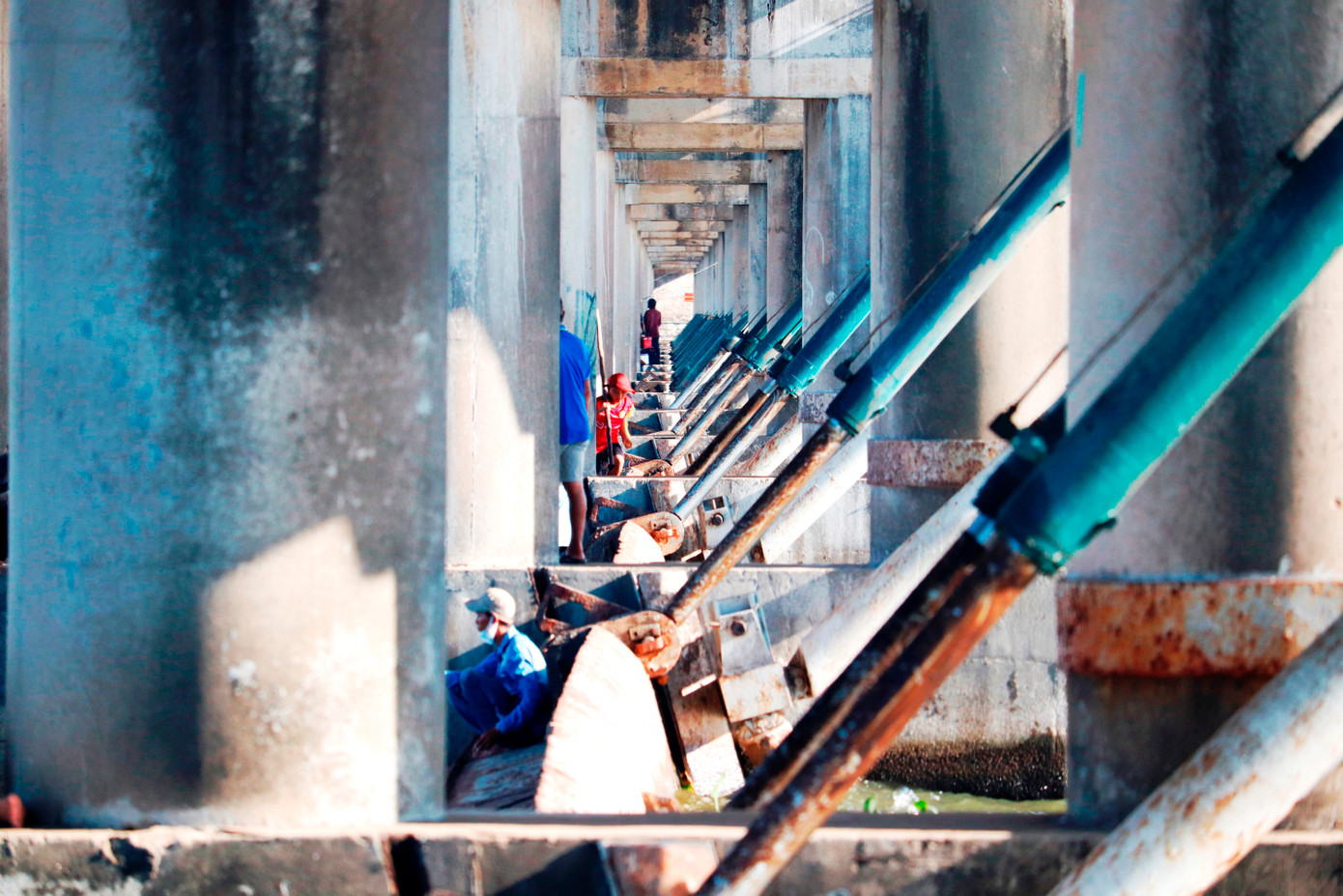 Theo ghi nhận của PV tại công trình đập Thảo Long, các cửa van sử dụng vật liệu thép CT3, thiết bị thủy lực, thiết bị điện, điện tử lắp đặt ngoài trời, chịu nhiều tác động bất lợi của môi trường nhiễm mặn, độ ẩm, giông sét nên đã hư hỏng theo thời gian.