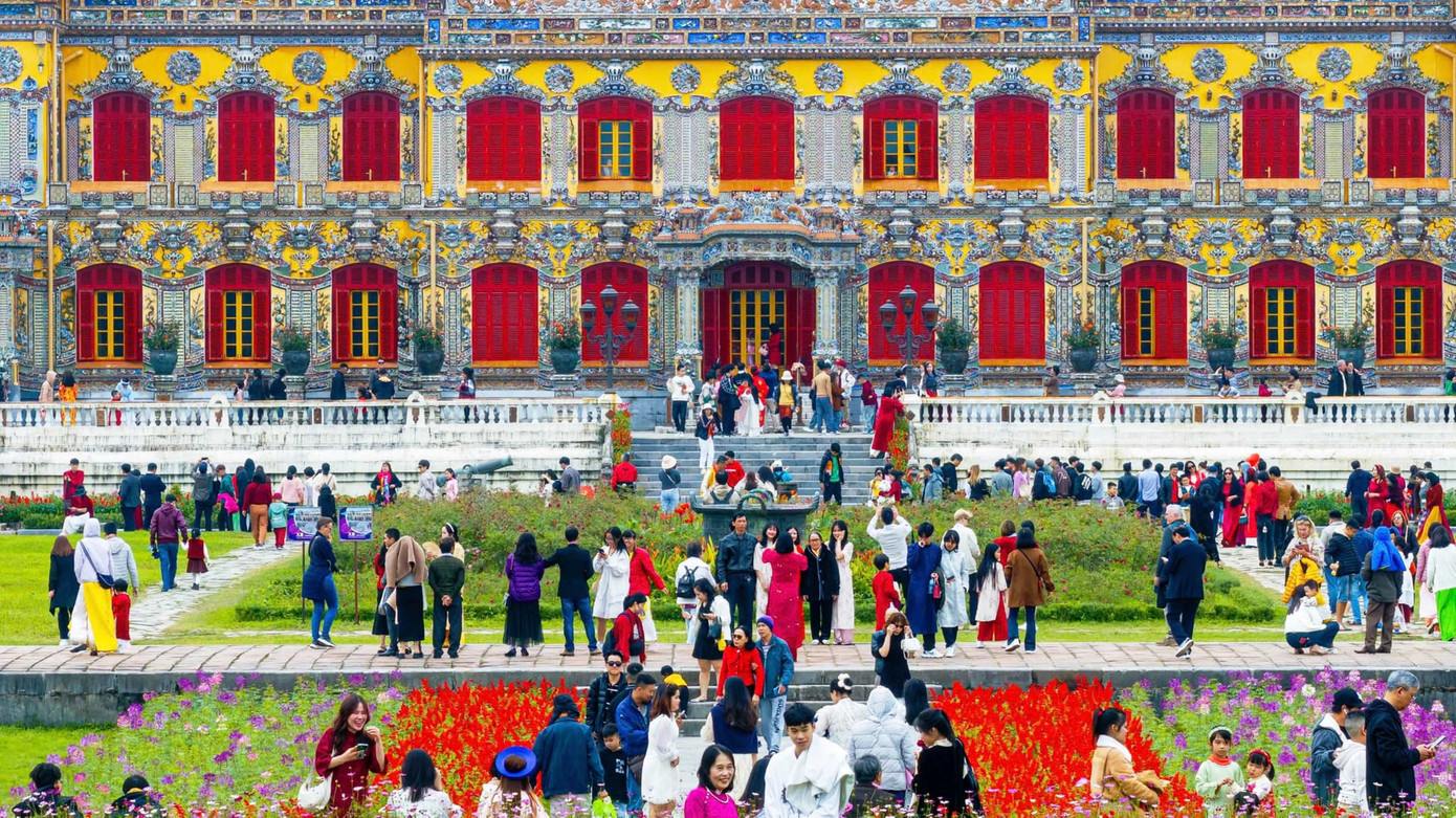 Rất đông du khách tham quan khu Di sản Huế trong dịp Tết Nguyên đán Ất Tỵ 2025. Ảnh: TTBTDTCĐ Huế