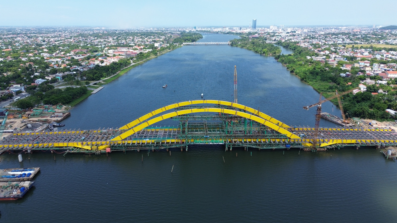 Sông Hương đoạn chảy qua trung tâm thành phố Huế.