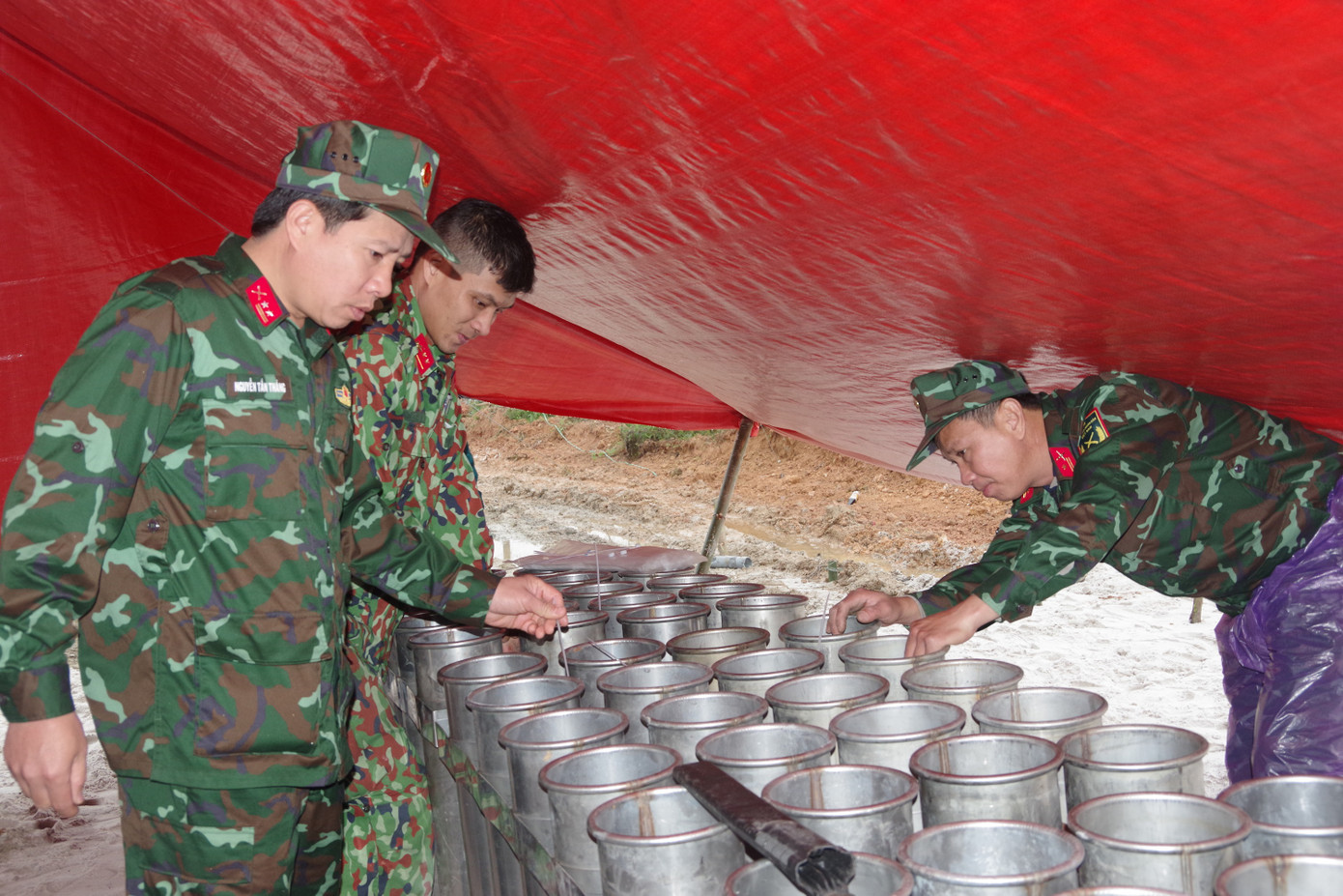 Lực lượng quân đội nhanh chóng hoàn thành những bước chuẩn bị cuối cùng để đảm bảo an toàn cho công tác bắn pháo hoa mừng giao thừa.