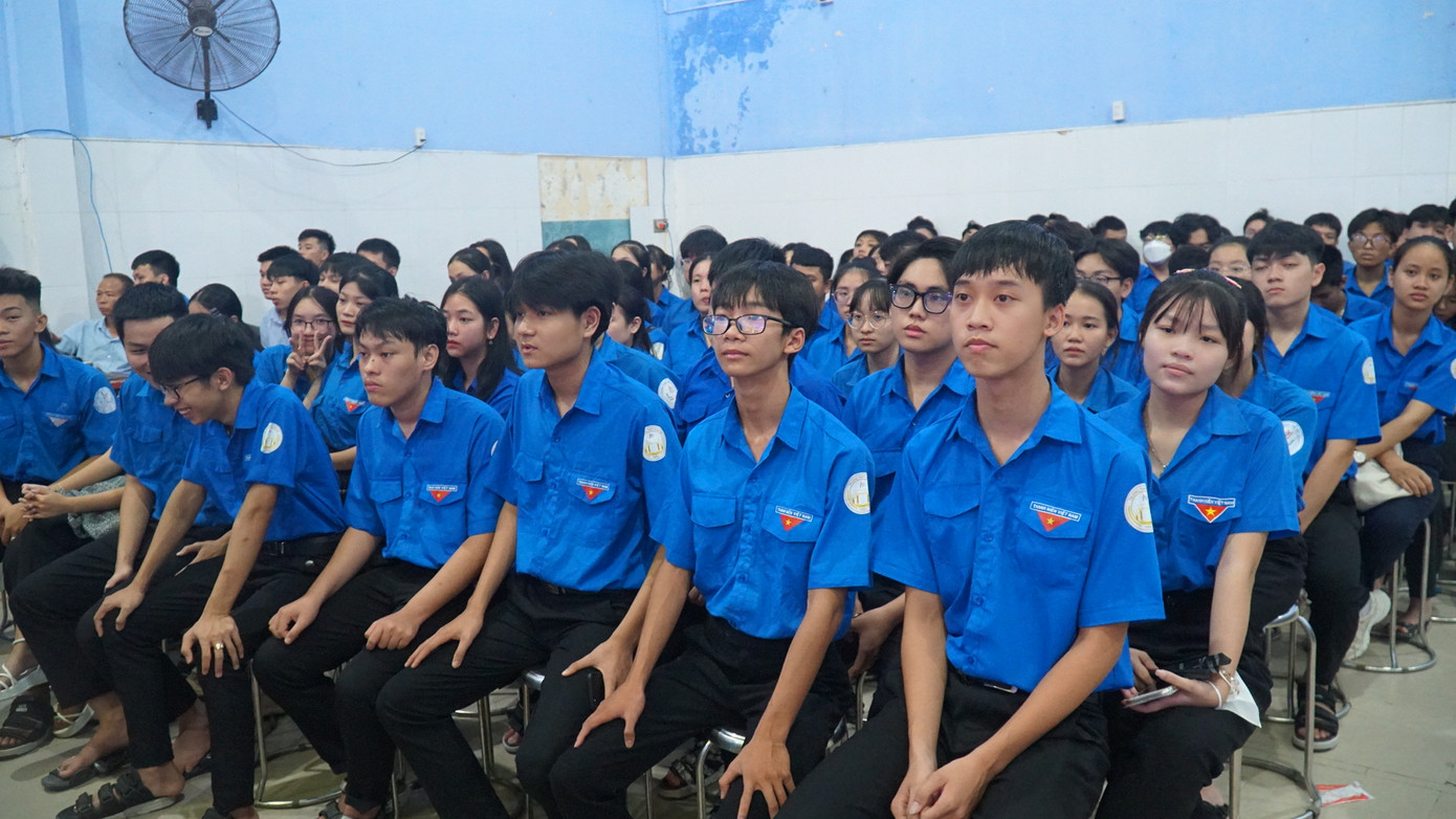 Các đại biểu là đoàn viên, học sinh trên địa bàn TT-Huế dự lễ tuyên dương. Các đại biểu là đoàn viên, học sinh trên địa bàn TT-Huế dự lễ tuyên dương.