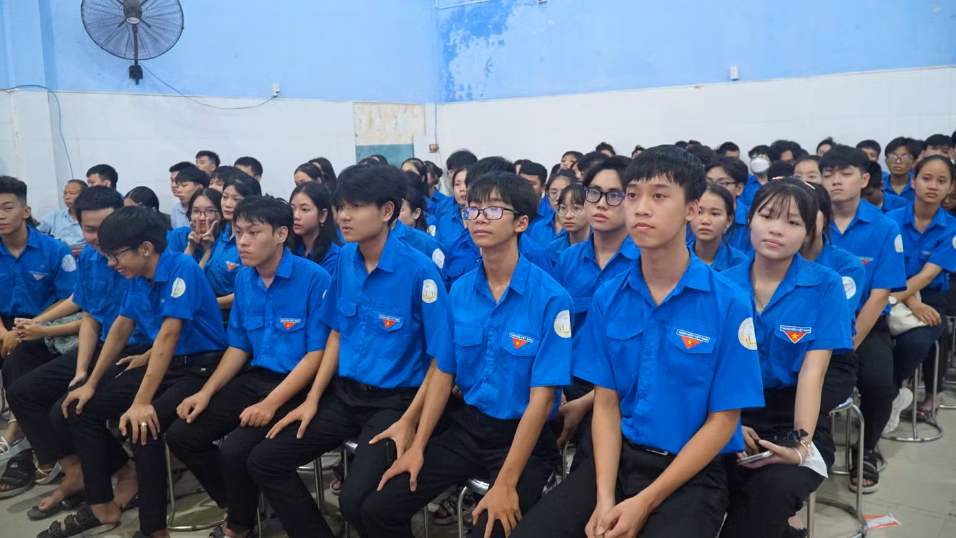 Các đại biểu là đoàn viên, học sinh trên địa bàn TT-Huế dự lễ tuyên dương.