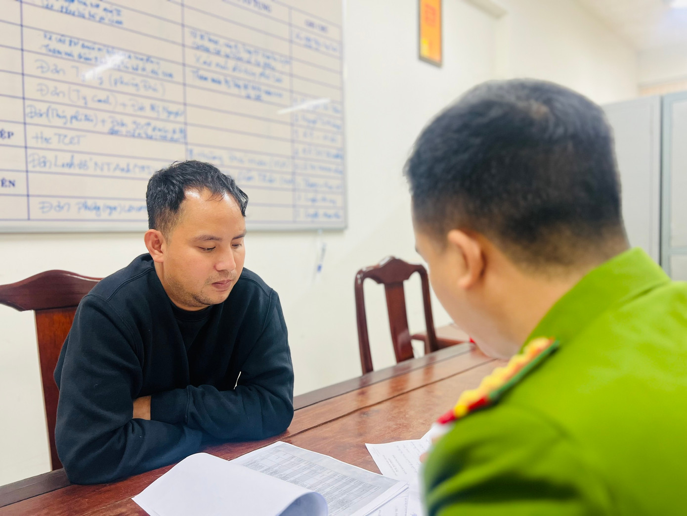 Đối tượng Nguyễn Trọng Luận tại cơ quan công an. Đối tượng Nguyễn Trọng Luận tại cơ quan công an.