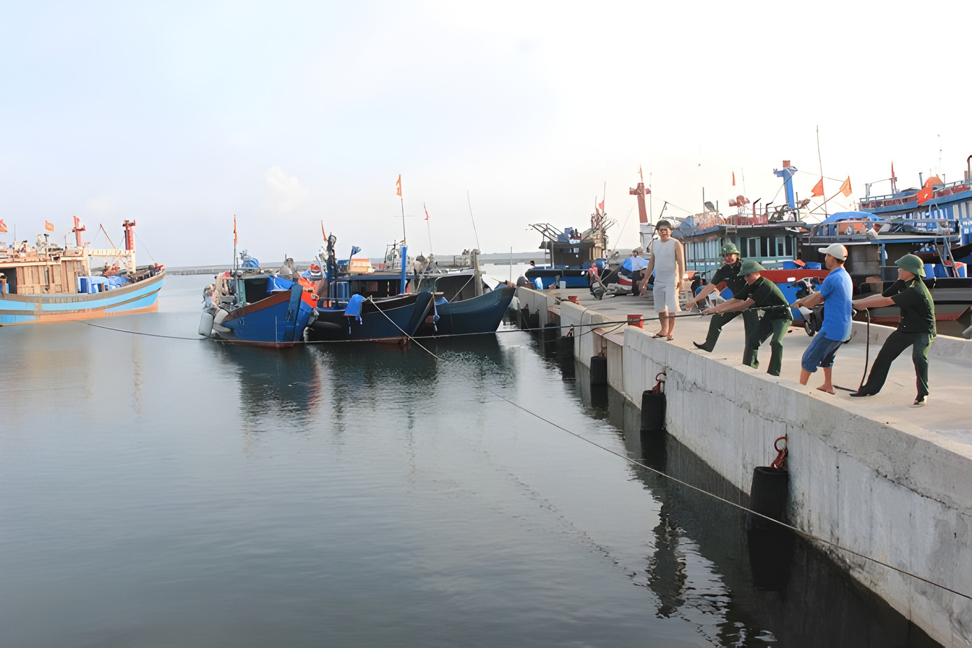 Lực lượng thuộc BĐBP TT-Huế giúp ngư dân ven biển neo đậu tàu thuyền vào nơi an toàn để phòng tránh thiên tai. (Ảnh: Thảo Vi) Lực lượng thuộc BĐBP TT-Huế giúp ngư dân ven biển neo đậu tàu thuyền vào nơi an toàn để phòng tránh thiên tai. (Ảnh: Thảo Vi)