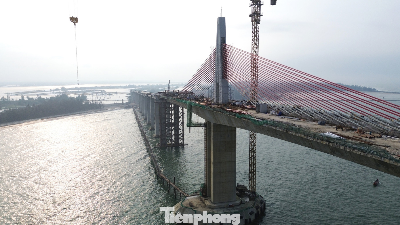 Dự án do Ban Quản lý Dự án Đầu tư Xây dựng Công trình Giao thông thành phố Huế làm chủ đầu tư. Các đơn vị thi công là liên danh Công ty cổ phần Xây dựng Tân Nam, Công ty cổ phần Tập đoàn Đạt Phương và Công ty 479 Hòa Bình. Theo kế hoạch, giai đoạn 1 của công trình sẽ hoàn thành trong vòng 3 năm kể từ ngày khởi công.