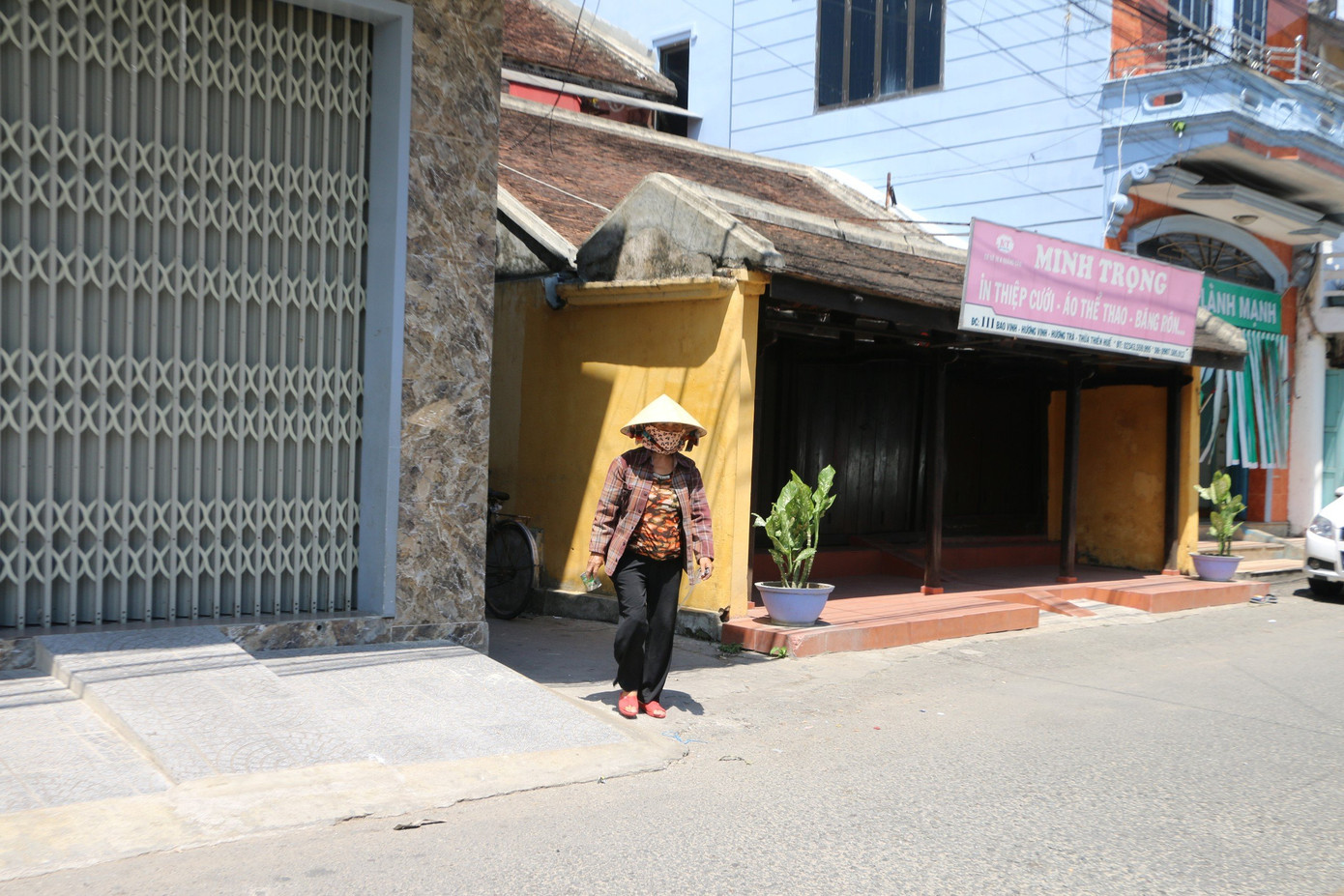 Theo các chuyên gia, không gian kiến trúc phố cổ Bao Vinh hiện đứng trước nguy cơ bị "xóa sổ" bởi những công trình cao tầng, nhà cửa hiện đại. Do đó, cần phải có những giải pháp cứu nguy cho những ngôi nhà cổ còn lại. Ảnh: Ngọc Văn.