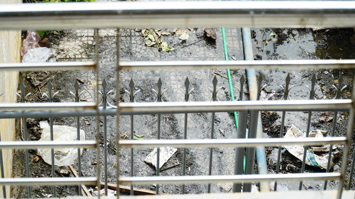 Rác tồn đọng trên lối đi từ phòng thay đồ ra sân bóng.