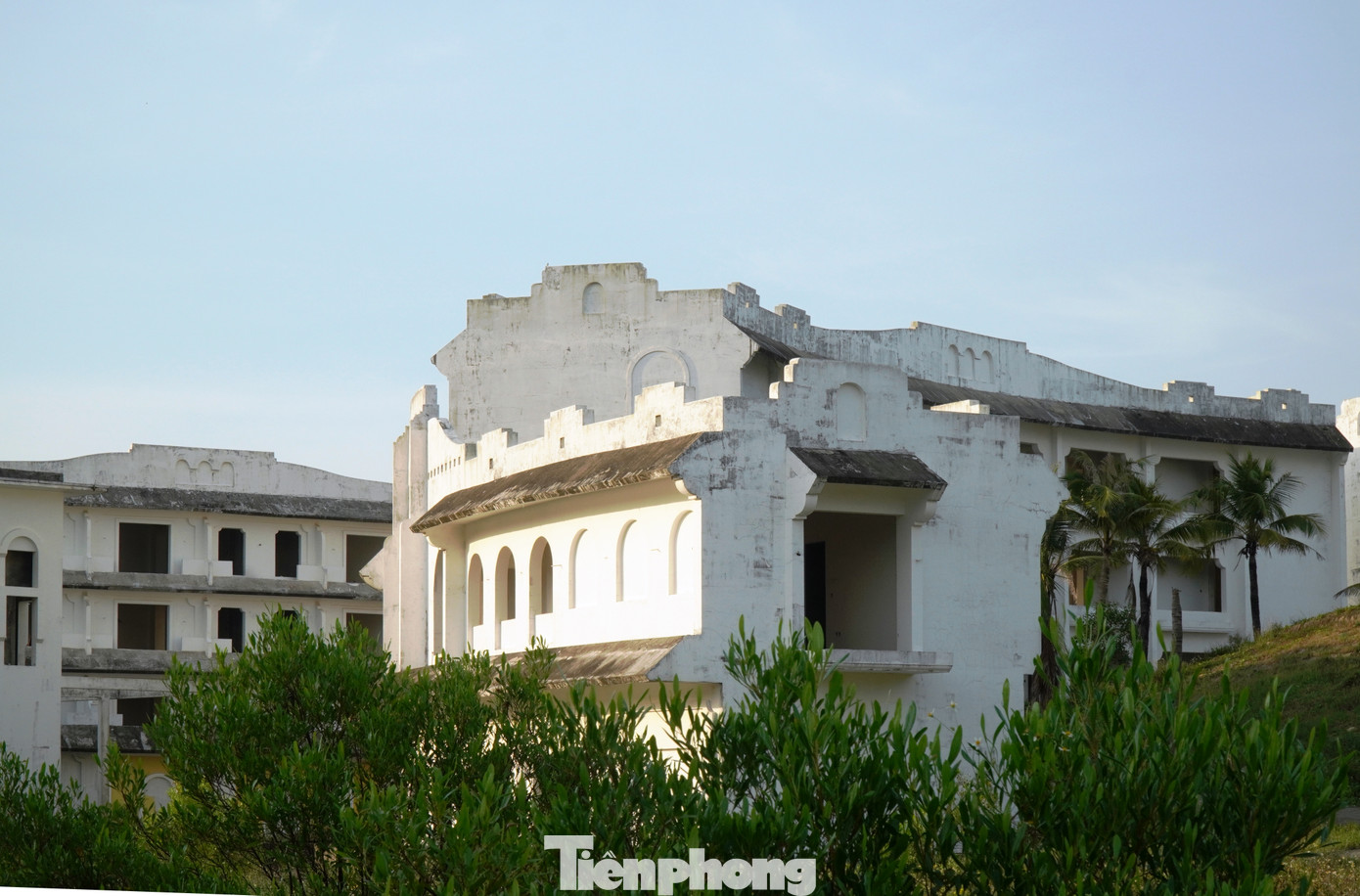 Mặc dù dự án cơ bản hoàn thành xây dựng phần thô, một số căn biệt thự ven biển đã hoàn thiện, khối lượng công trình đạt hơn 80%. Tuy nhiên, từ đầu năm 2020 đến nay, dự án ngừng triển khai và rơi vào cảnh hoang phế.