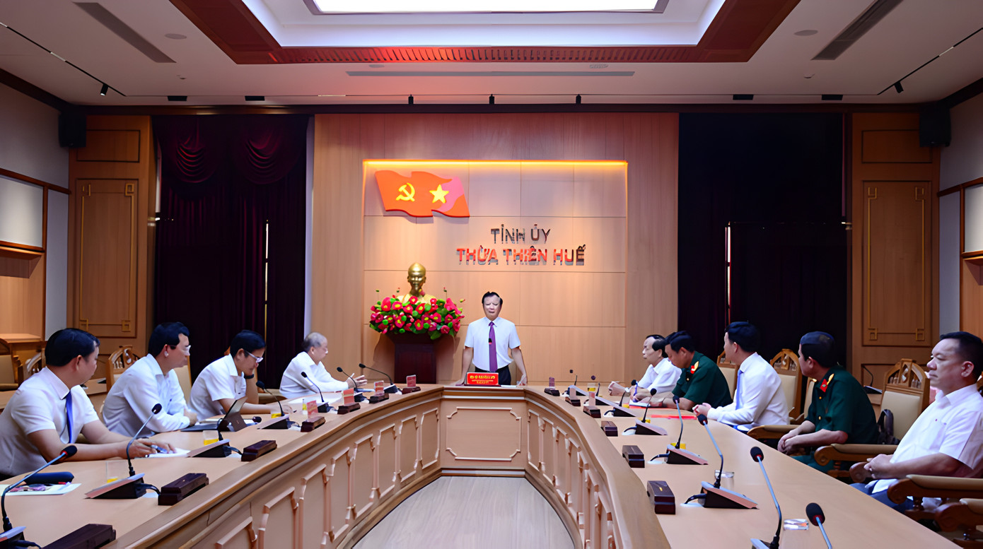 Ủy viên Trung ương Đảng, Bí thư Tỉnh ủy TT-Huế Lê Trường Lưu chủ trì lễ công bố quyết định về công tác cán bộ. Ảnh: T.UTTH