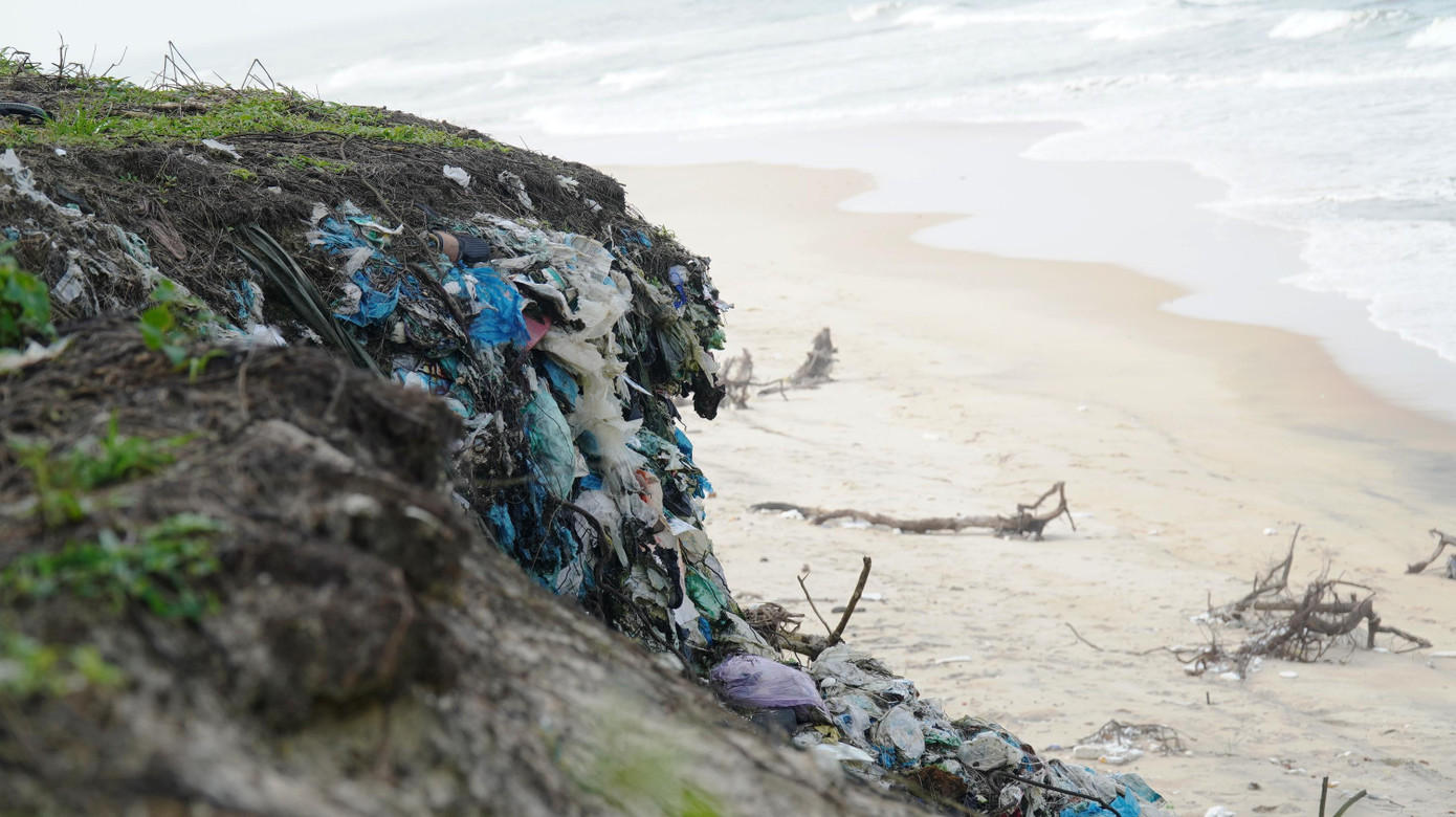 Do việc xử lý rác tự phát trong dân thiếu khoa học, ban đầu bãi chôn lấp rác nằm cách bờ biển hơn 300m. Tuy nhiên, sau nhiều năm bờ biển bị xâm thực, bãi rác này đã bị biển &quot;nuốt&quot;, có nơi chỉ còn cách biển chưa tới 20m. Thời gian gần đây, do nạn xâm thực bờ biển càng trở nên dữ dội, một lượng lớn rác thải (chủ yếu là rác thải nhựa, chất thải rắn khó phân hủy) đã bị sóng đánh “lộ thiên” và cuốn trôi ra biển, phát tán đi nhiều nơi.