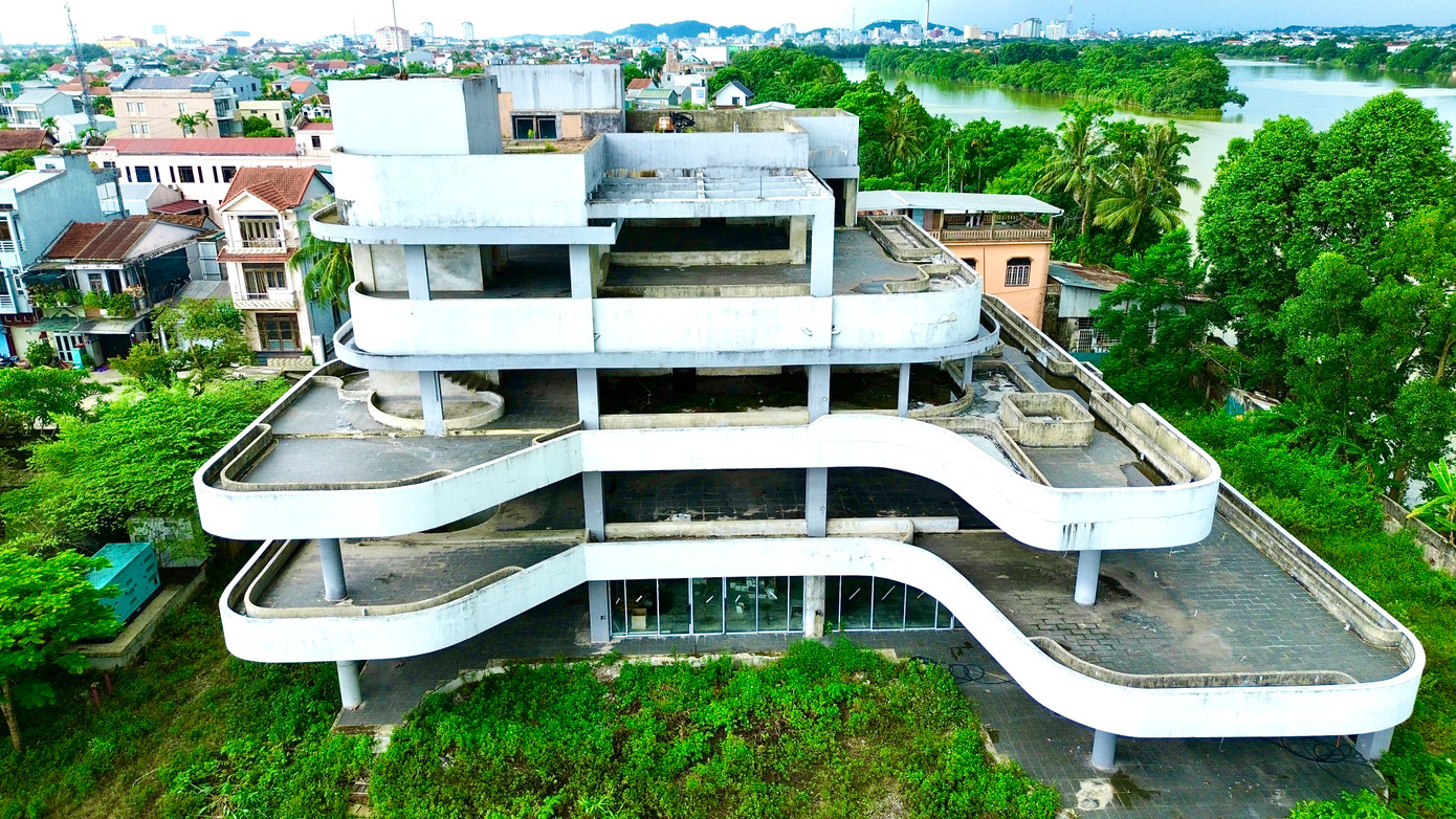 Trong khi đó, đại diện Sở Tài chính TP Huế cho biết, đơn vị vẫn phối hợp giám sát tiến độ thực hiện dự án theo đúng quy định. Trường hợp hết thời gian gia hạn mà dự án không được hoàn thành và đưa vào sử dụng, Sở sẽ báo cáo UBND thành phố và đề xuất giao Sở Nông nghiệp và Môi trường xử lý theo quy định pháp luật đất đai. Trong khi đó, đại diện Sở Tài chính TP Huế cho biết, đơn vị vẫn phối hợp giám sát tiến độ thực hiện dự án theo đúng quy định. Trường hợp hết thời gian gia hạn mà dự án không được hoàn thành và đưa vào sử dụng, Sở sẽ báo cáo UBND thành phố và đề xuất giao Sở Nông nghiệp và Môi trường xử lý theo quy định pháp luật đất đai.