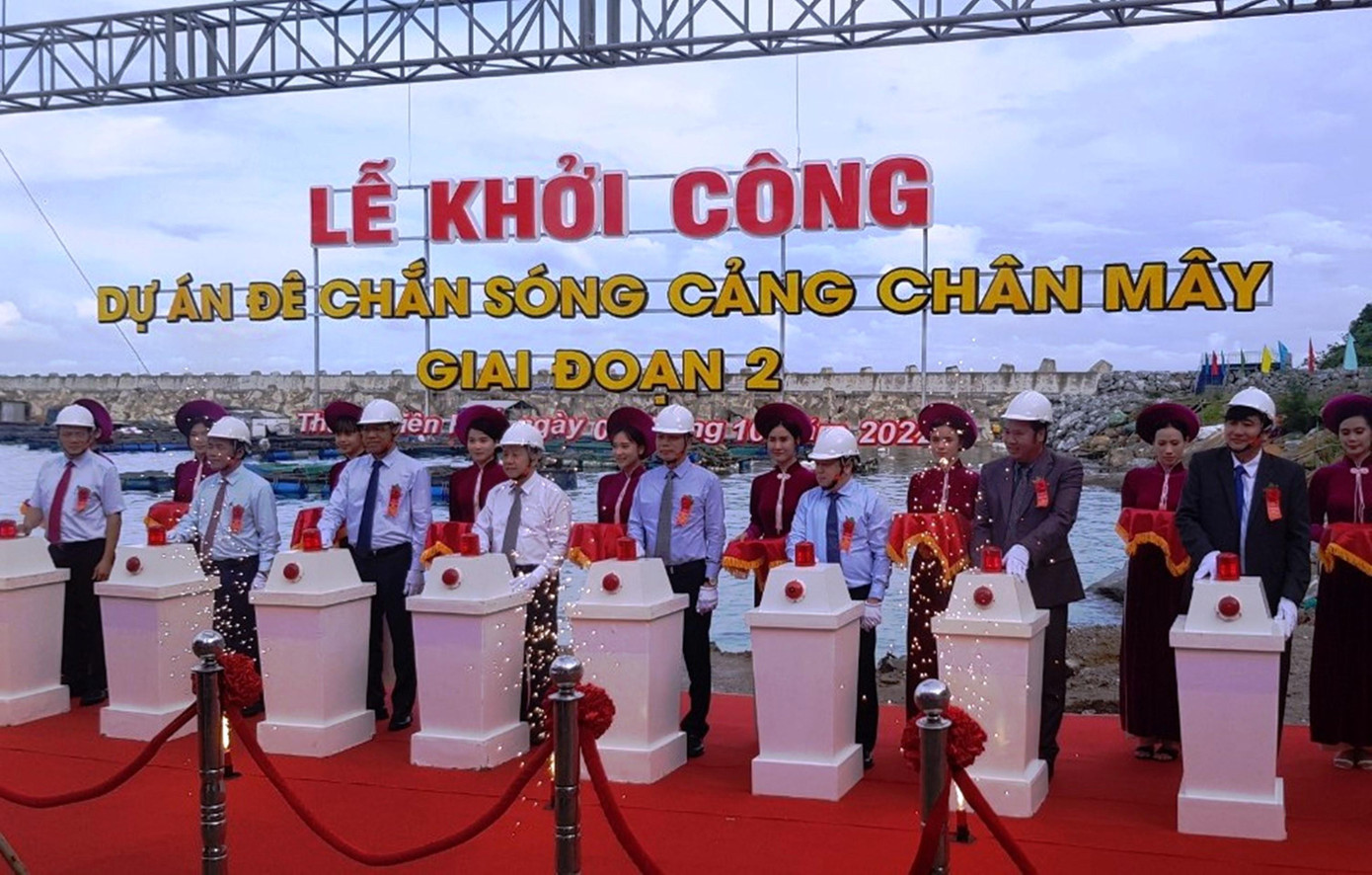 Khởi công xây dựng đê chắn sóng cảng Chân Mây (giai đoạn 2).