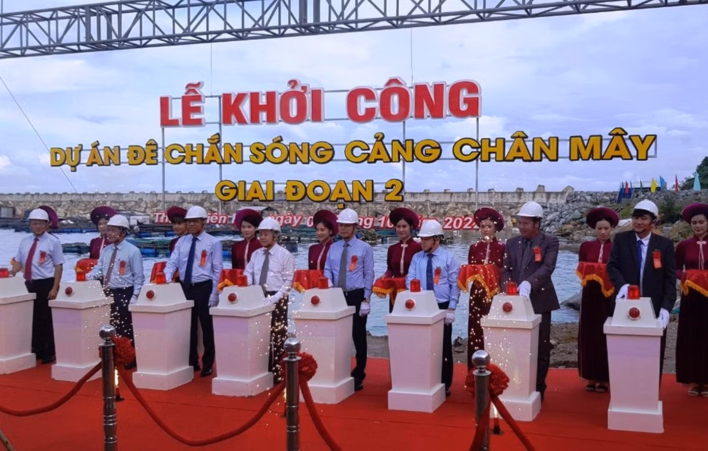 Khởi công xây dựng đê chắn sóng cảng Chân Mây (giai đoạn 2).